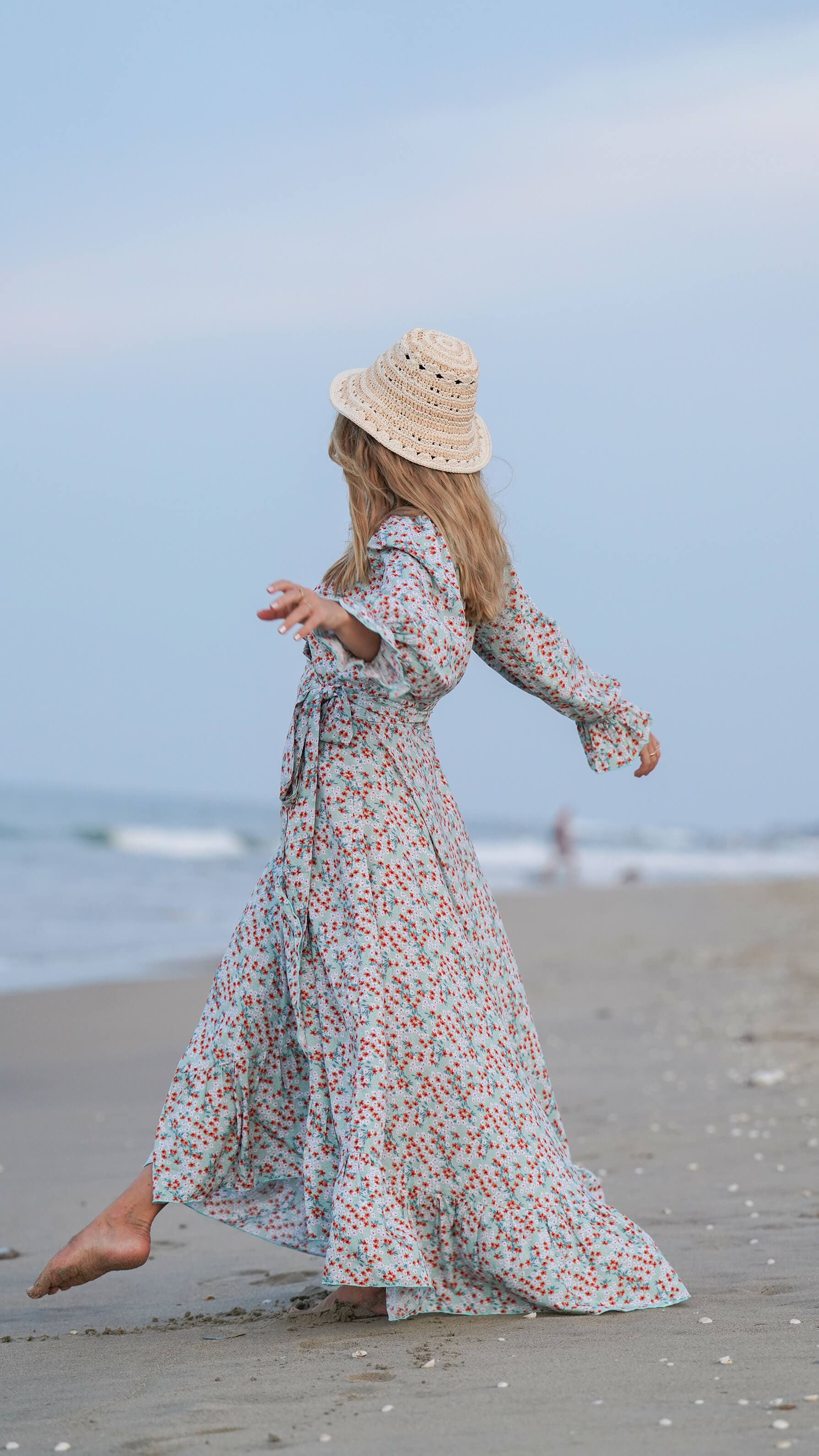 Isblå omslagskjole i småblomster