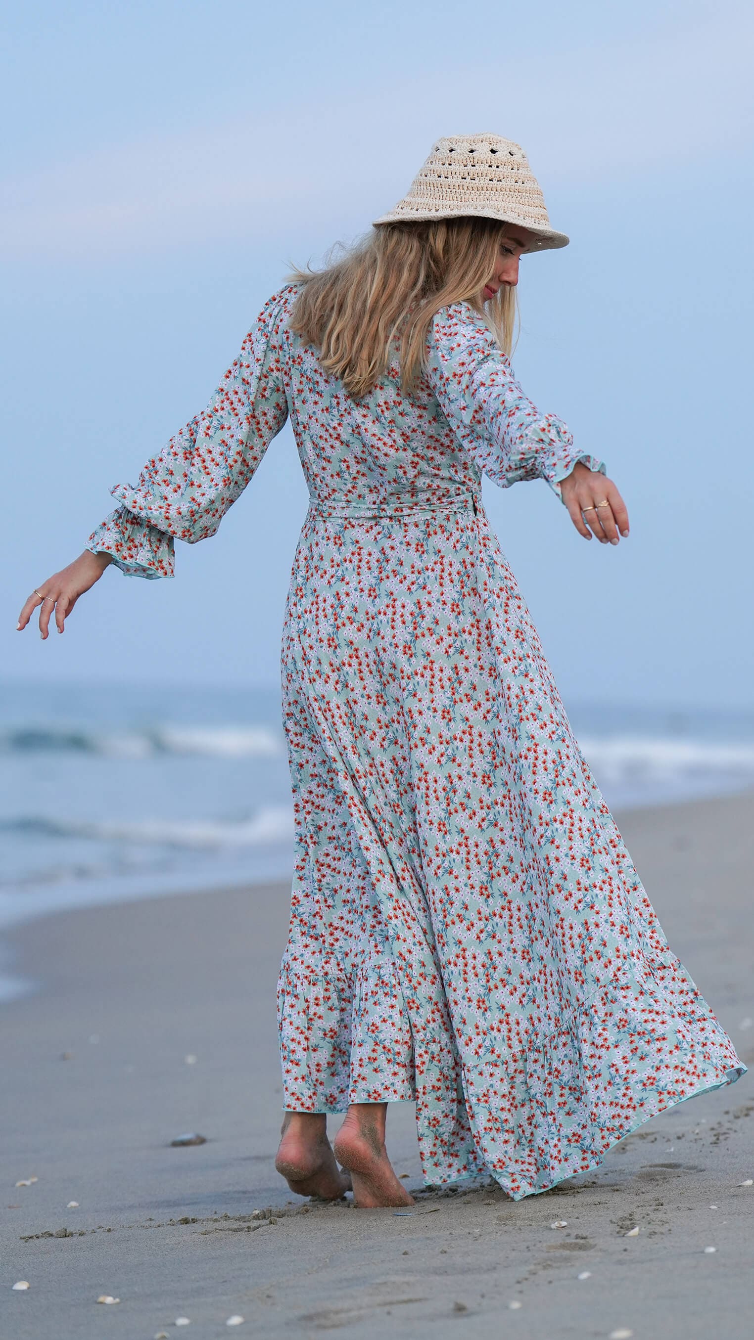 Isblå omslagskjole i småblomster