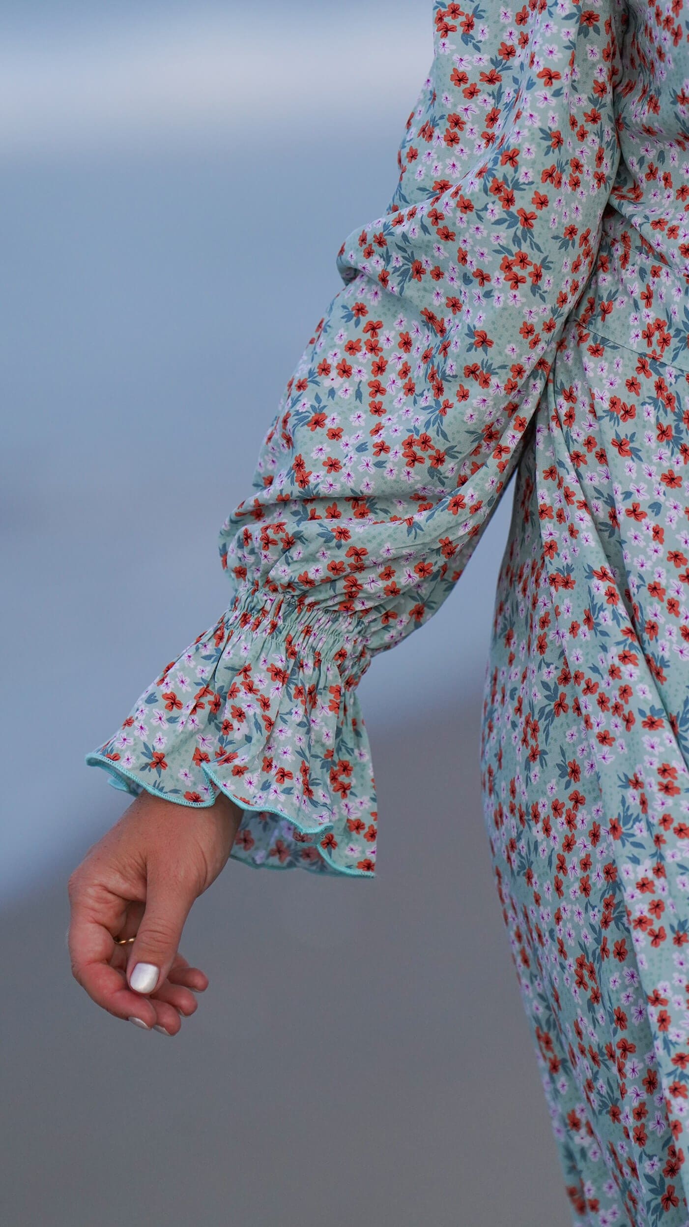 Isblå omslagskjole i småblomster