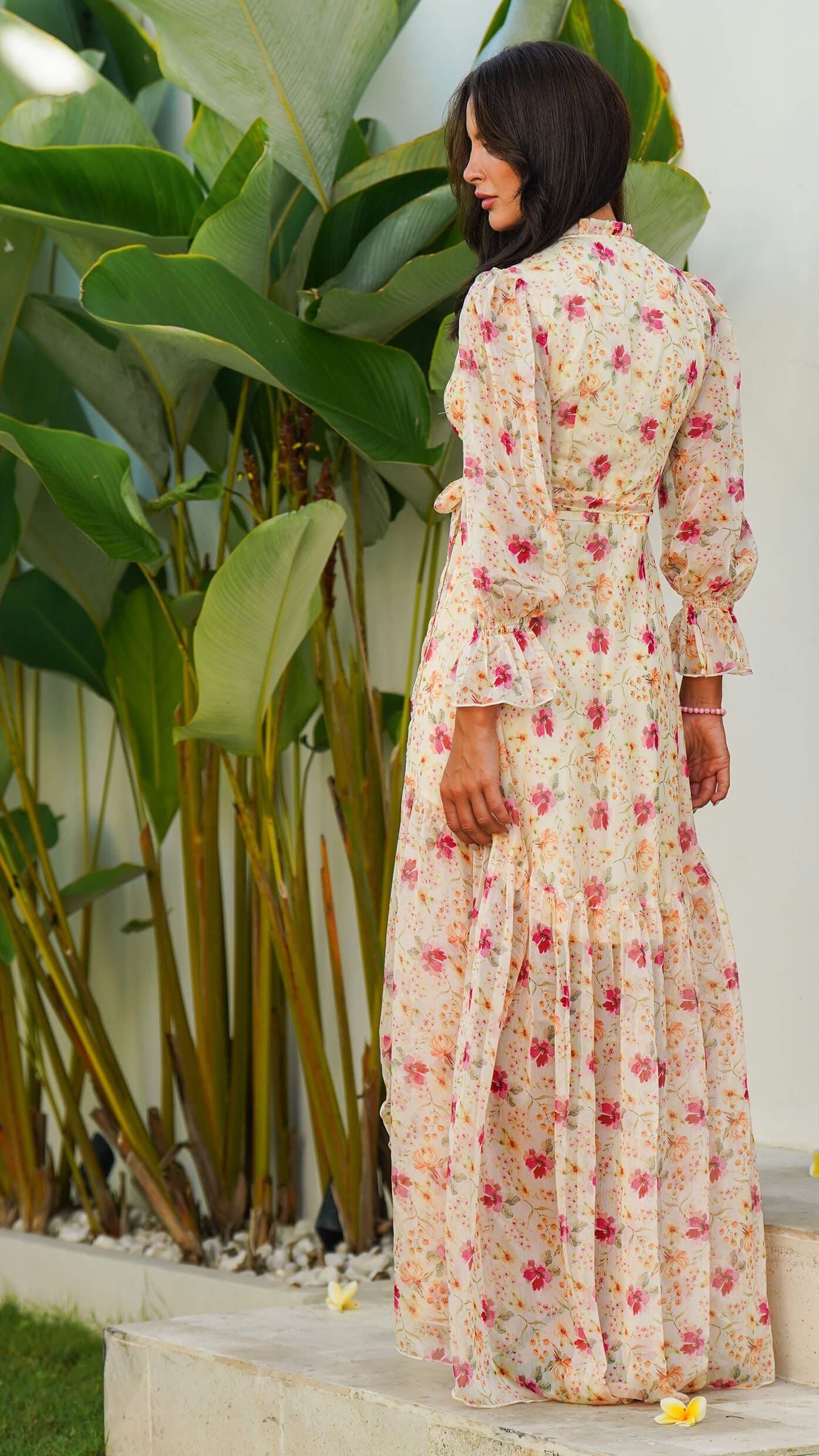 Smørgul fotsid omslagskjole i chiffon - Tulipan lang festkjole