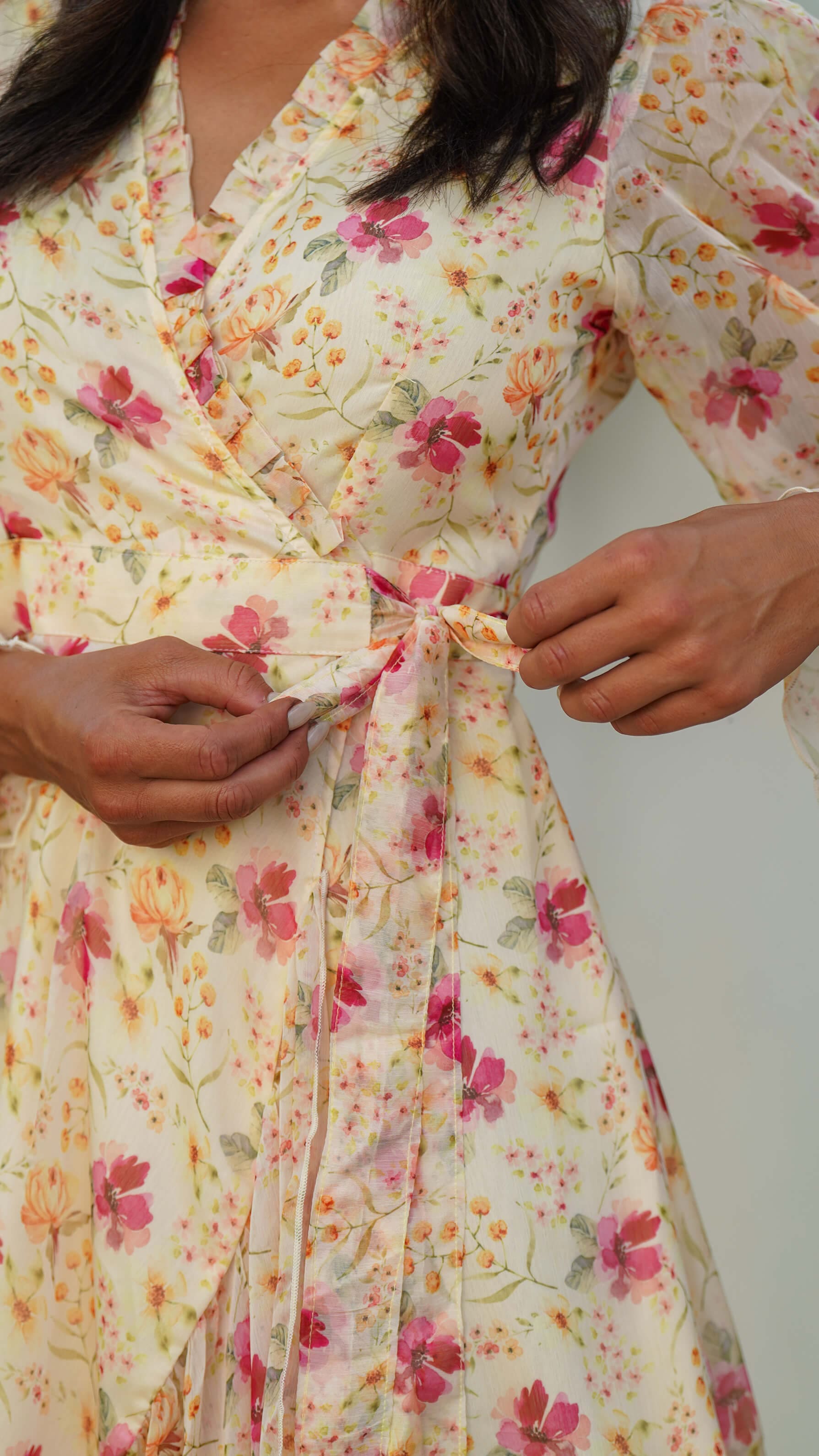 Smørgul fotsid omslagskjole i chiffon - Tulipan lang festkjole