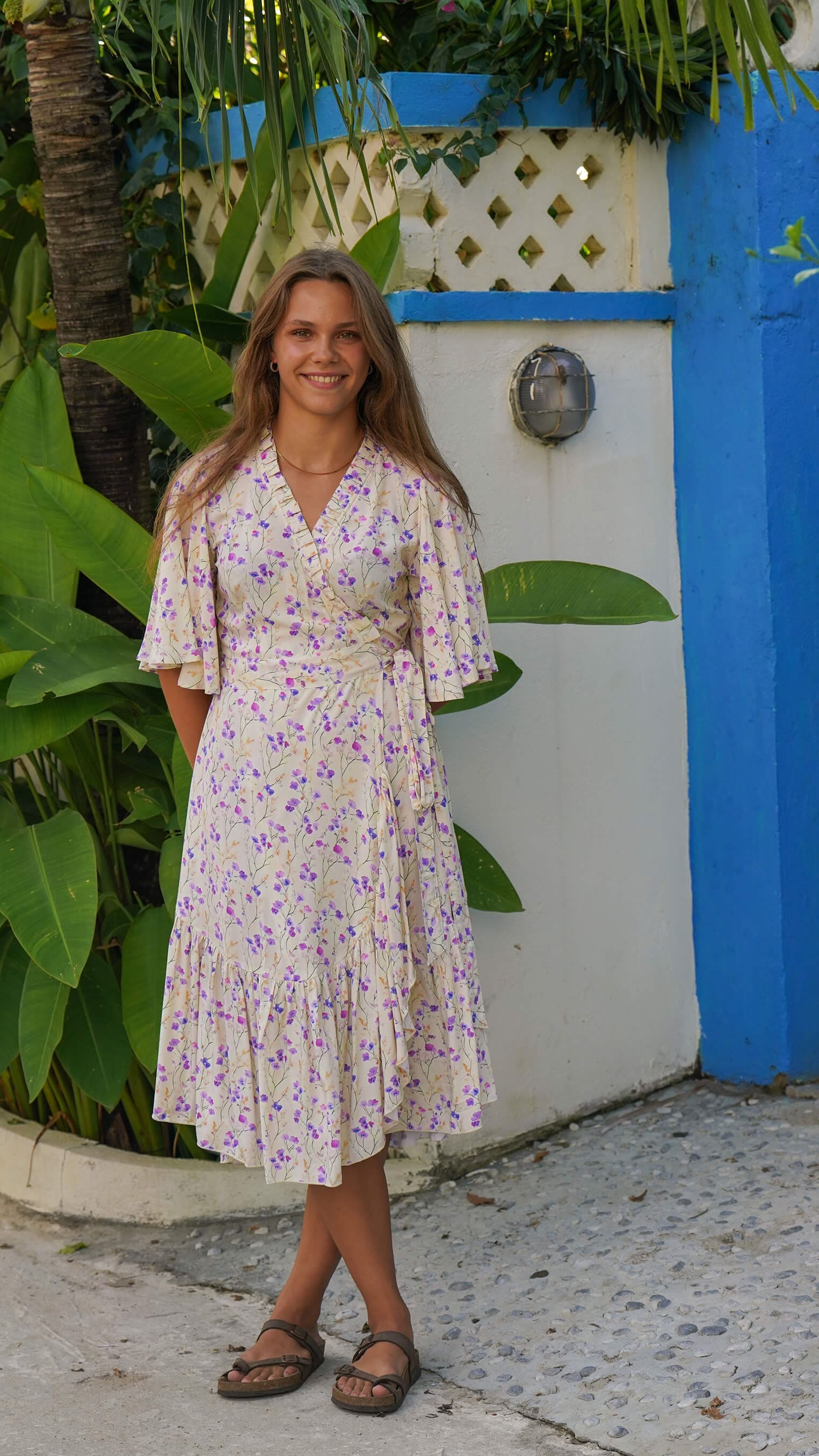 Smørgul omslagskjole med lilla blomster - Syrin sommerkjole