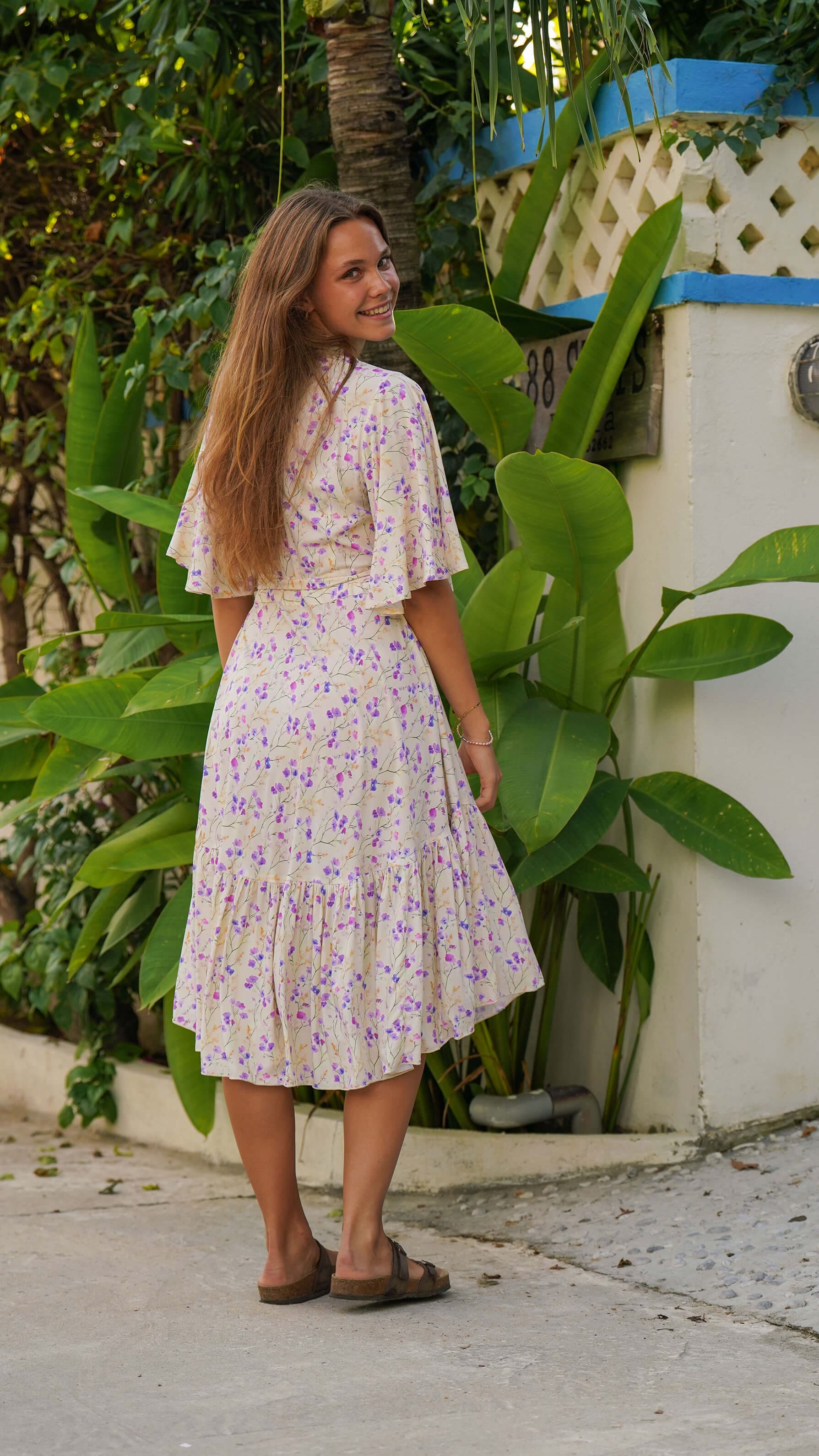 Smørgul omslagskjole med lilla blomster - Syrin sommerkjole