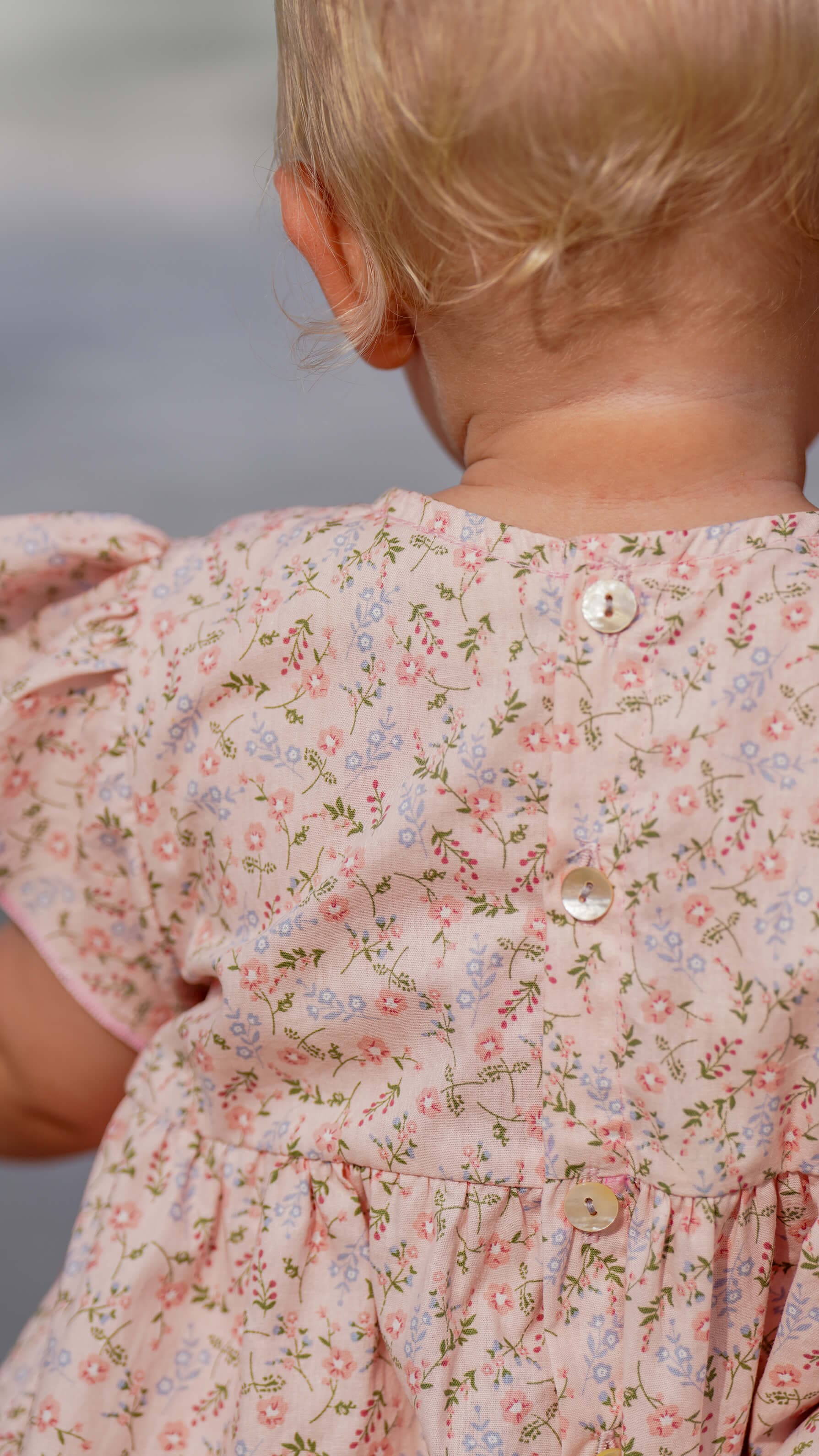 Lyserosa kjole til barn og baby