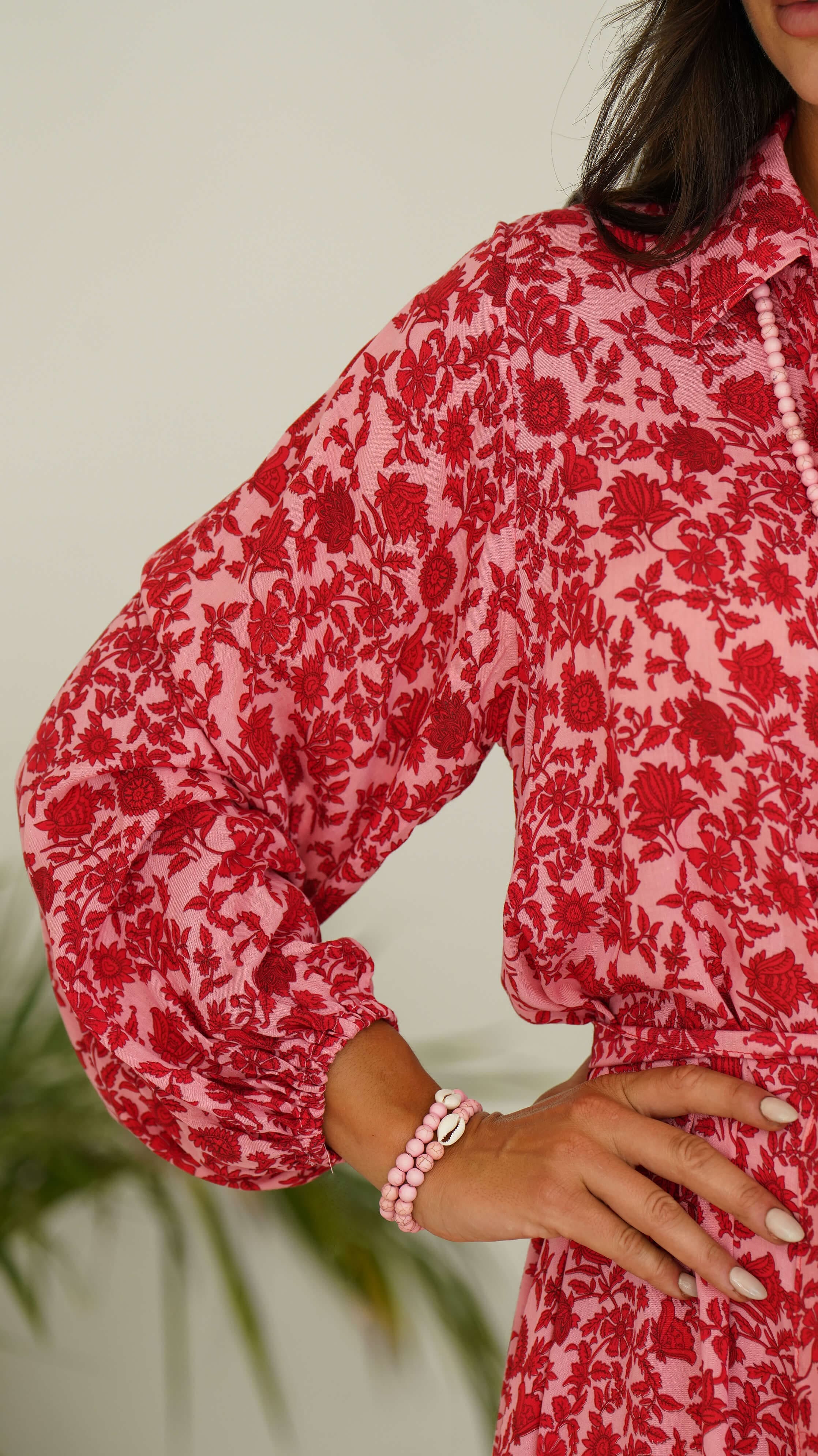 Rosa og rød kjole med knapper og krage - Kamelia maxikjole