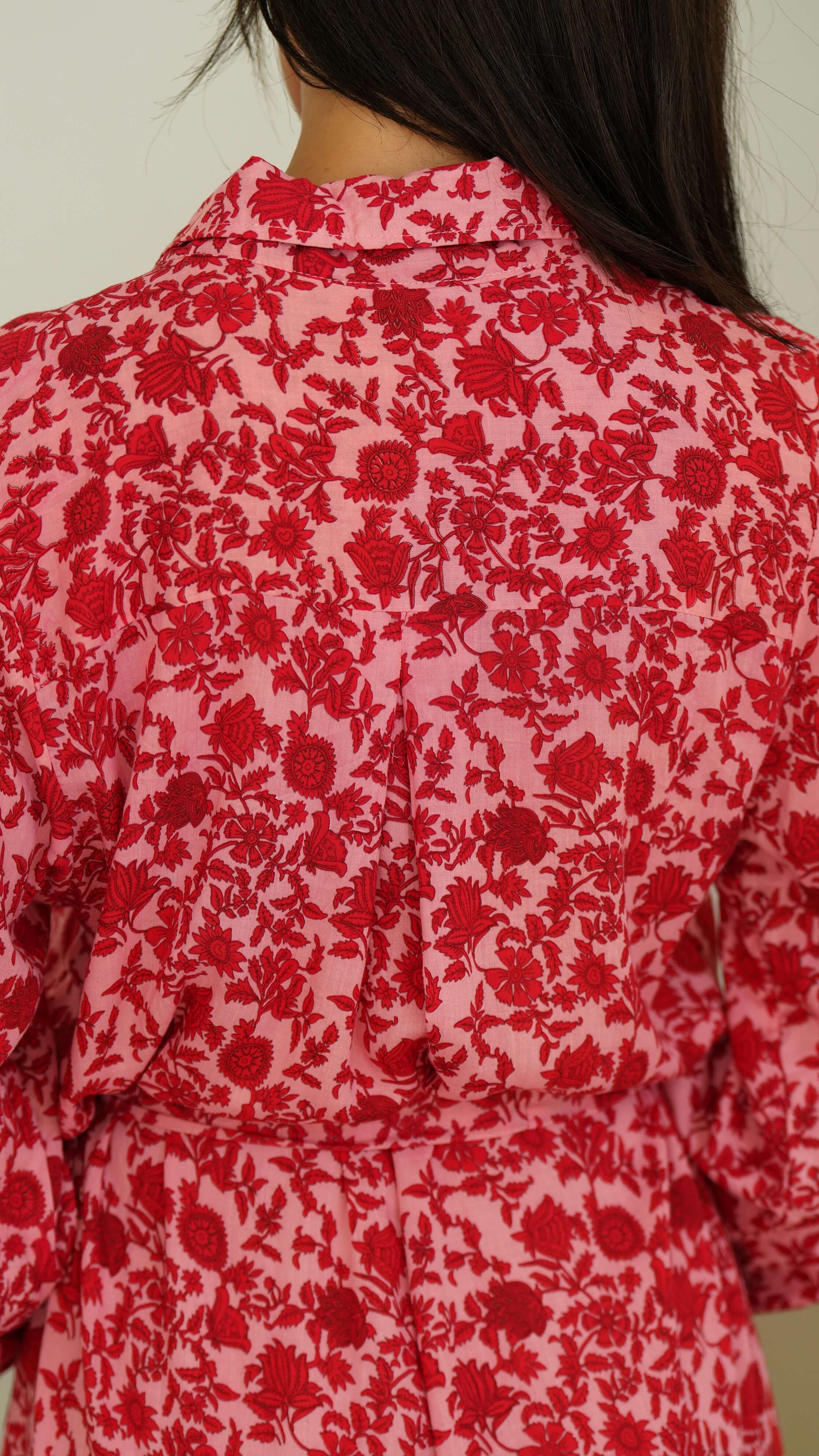 Rosa og rød kjole med knapper og krage - Kamelia maxikjole