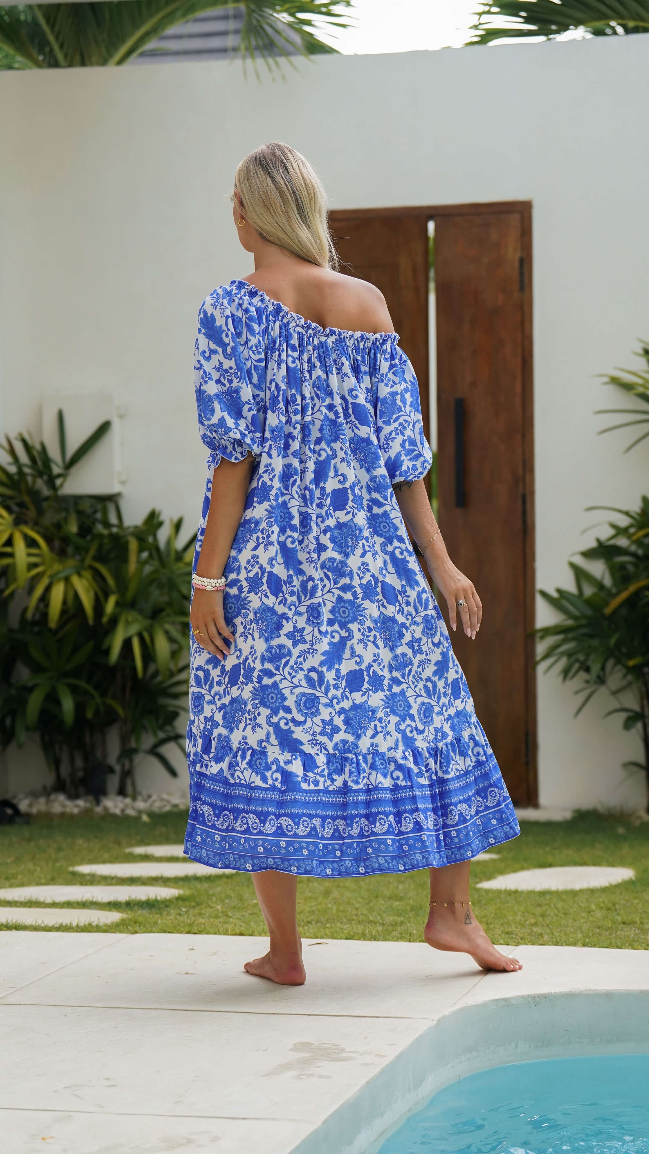 Blå og hvit luftig sommerkjole - Salvia midikjole