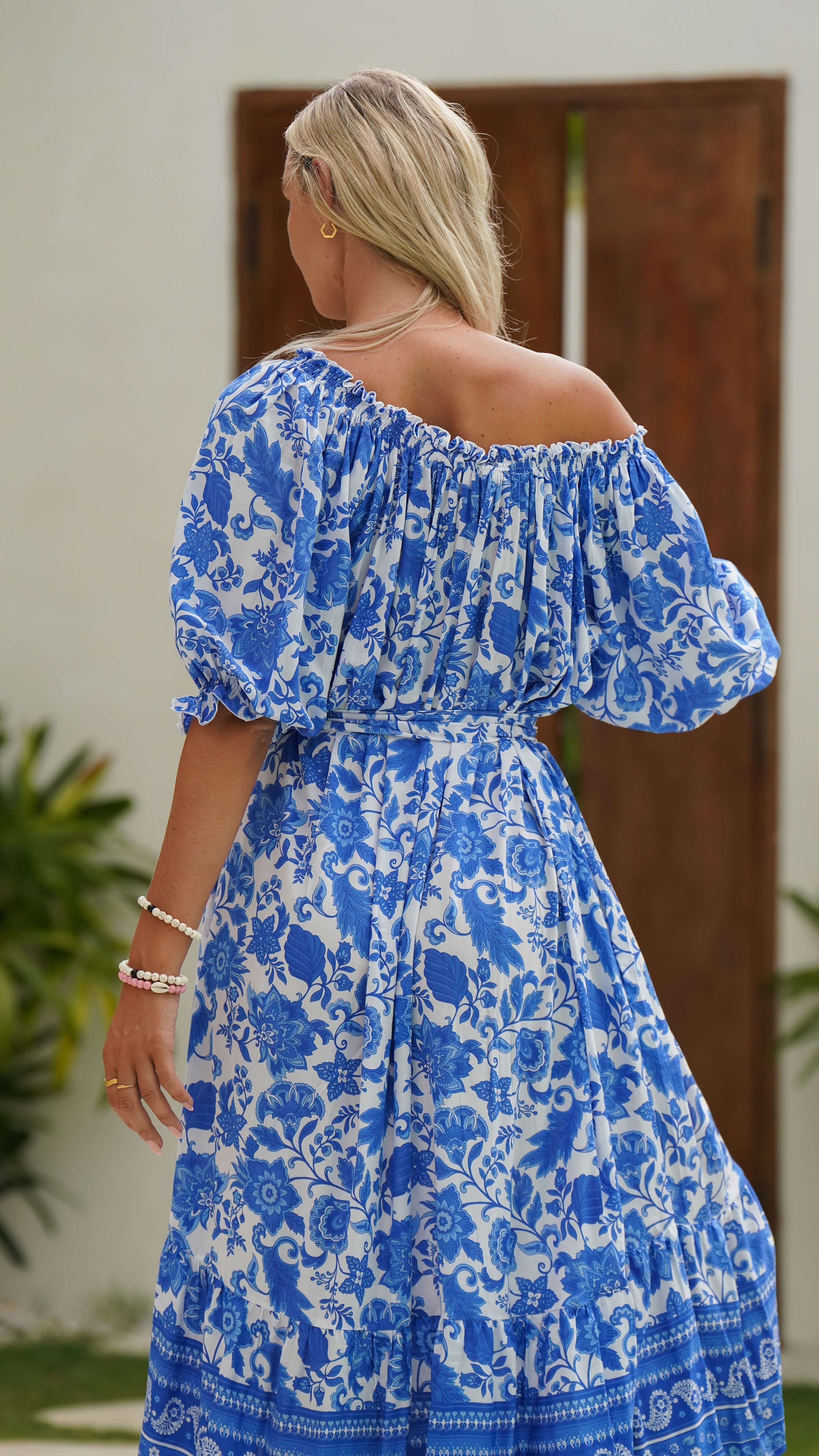 Blå og hvit luftig sommerkjole - Salvia midikjole