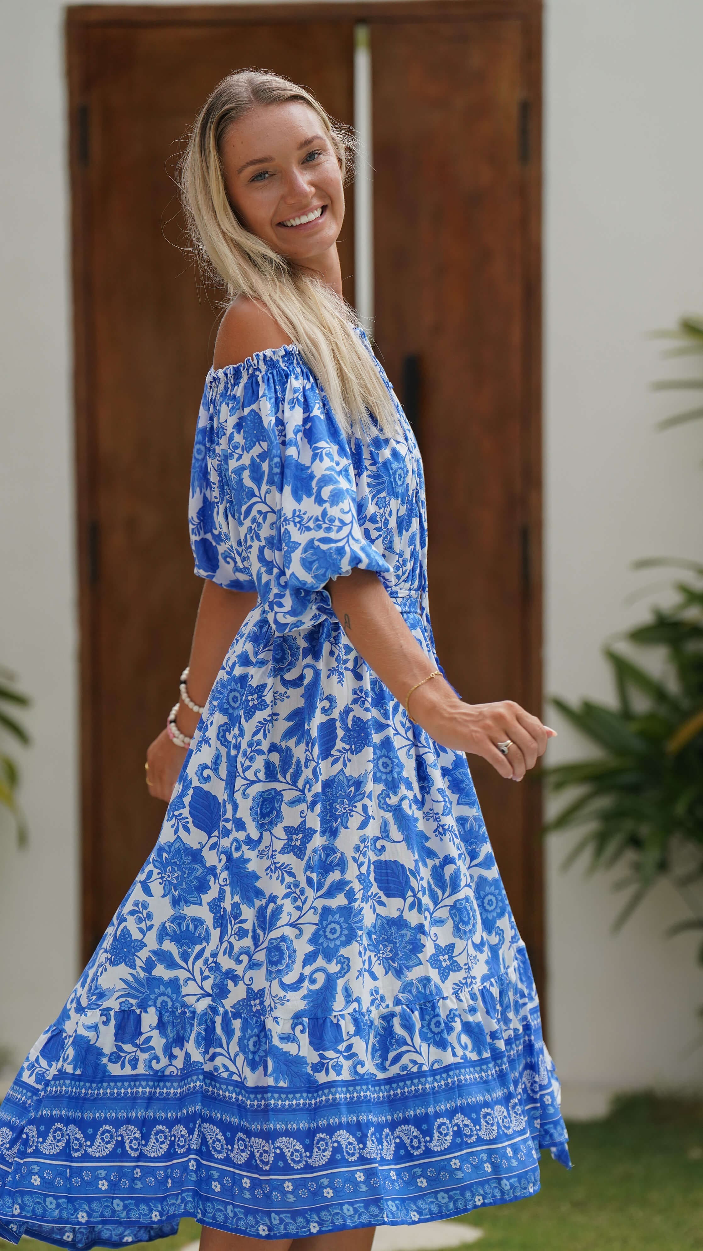 Blå og hvit luftig sommerkjole - Salvia midikjole