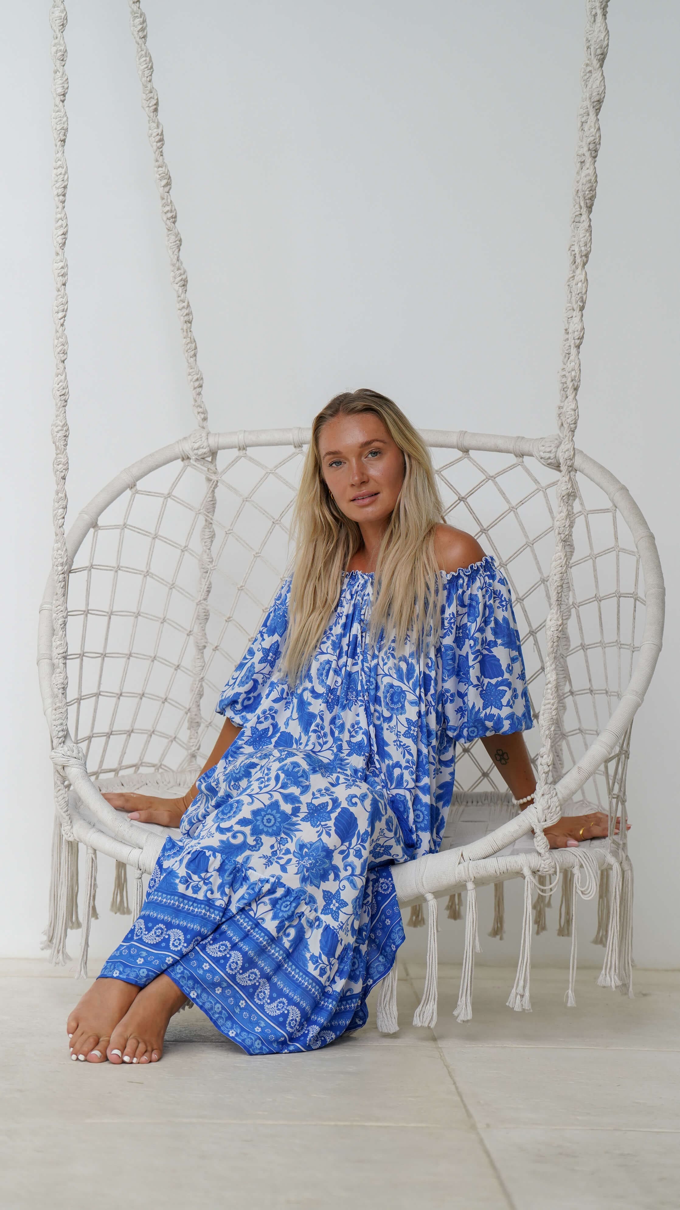 Blå og hvit luftig sommerkjole - Salvia midikjole