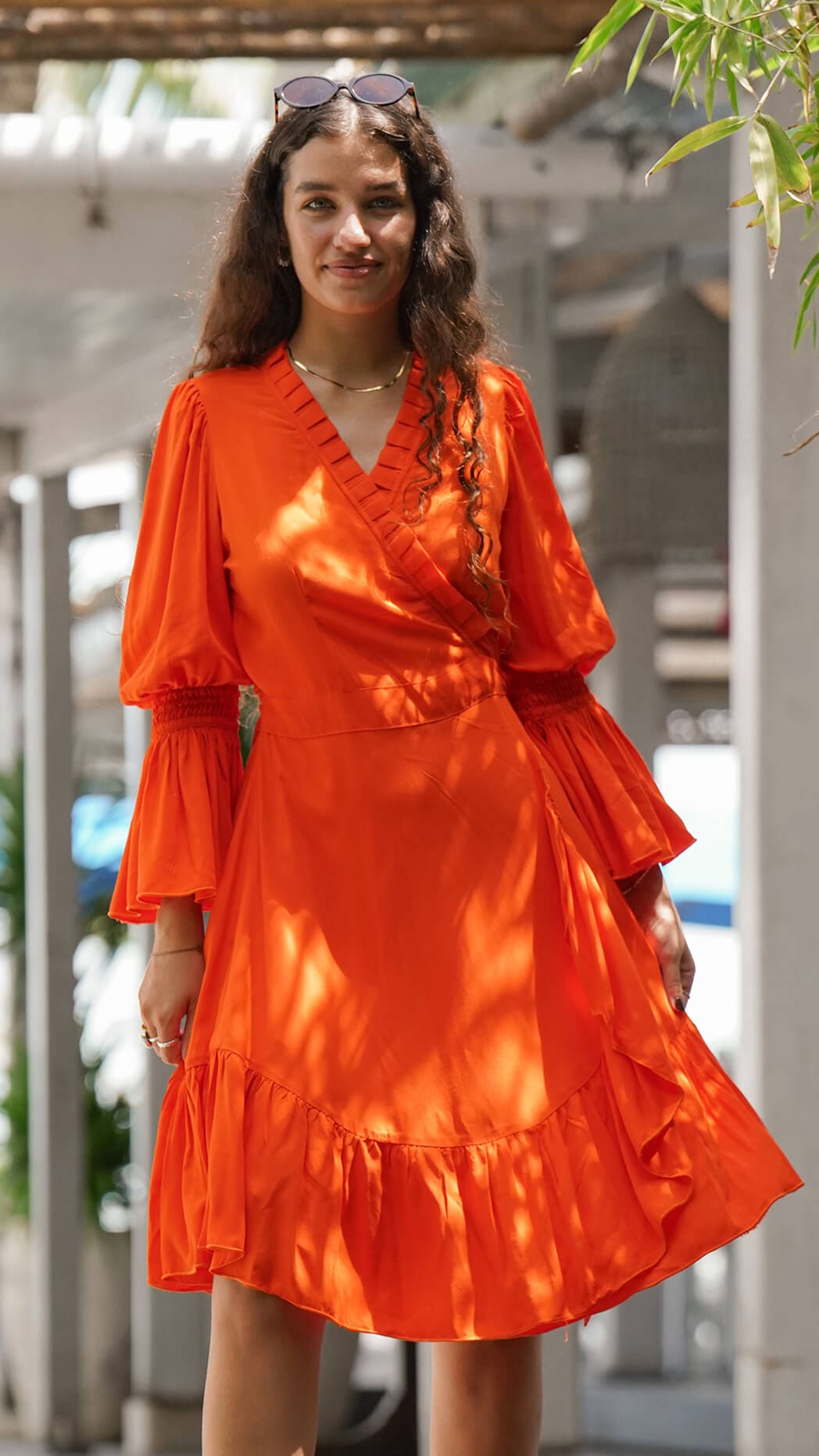 Knall orange kort omslagskjole - Syrin kjole