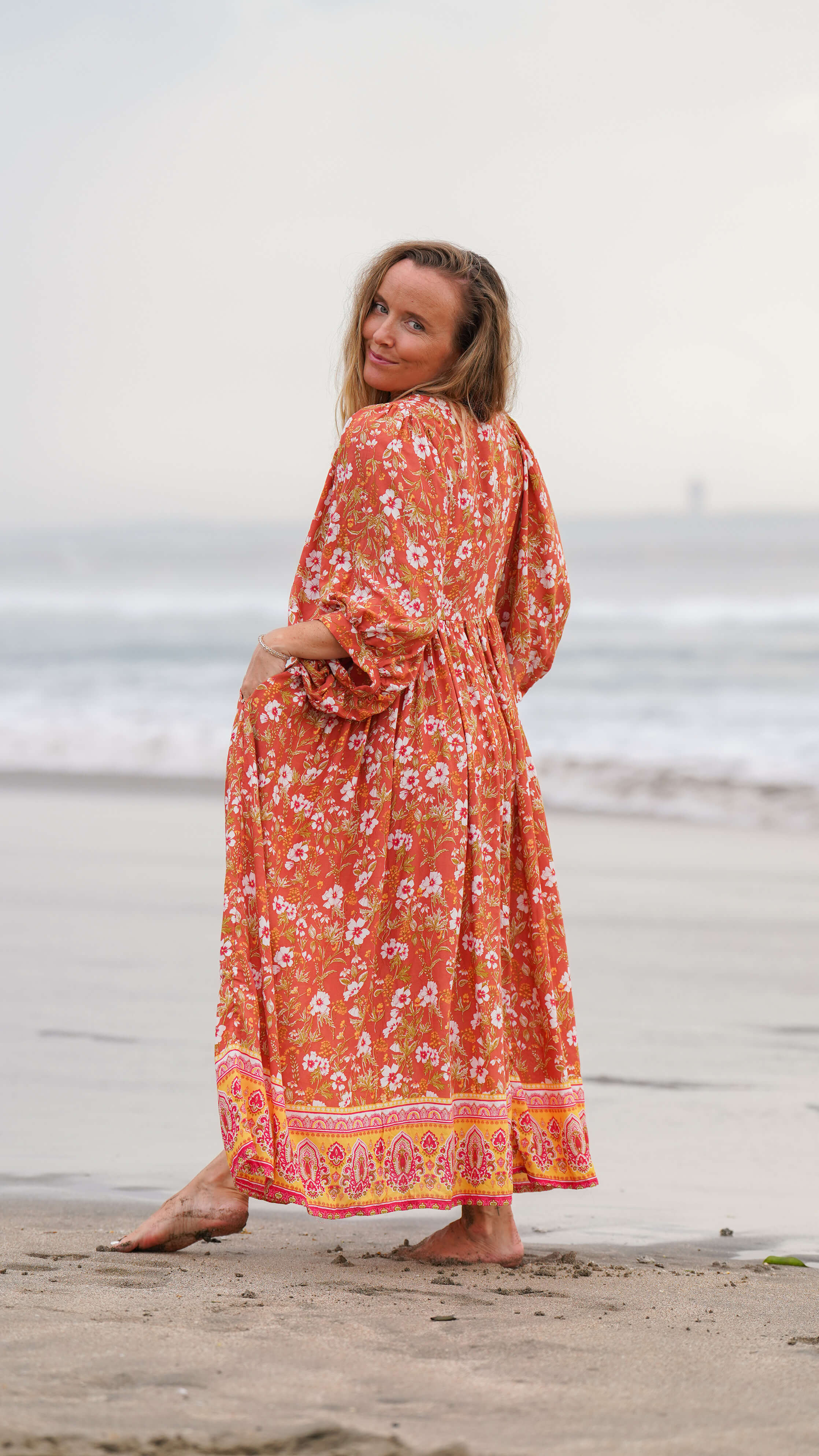 Orange bohemsk midikjole med lommer - Stokkrose sommerkjole