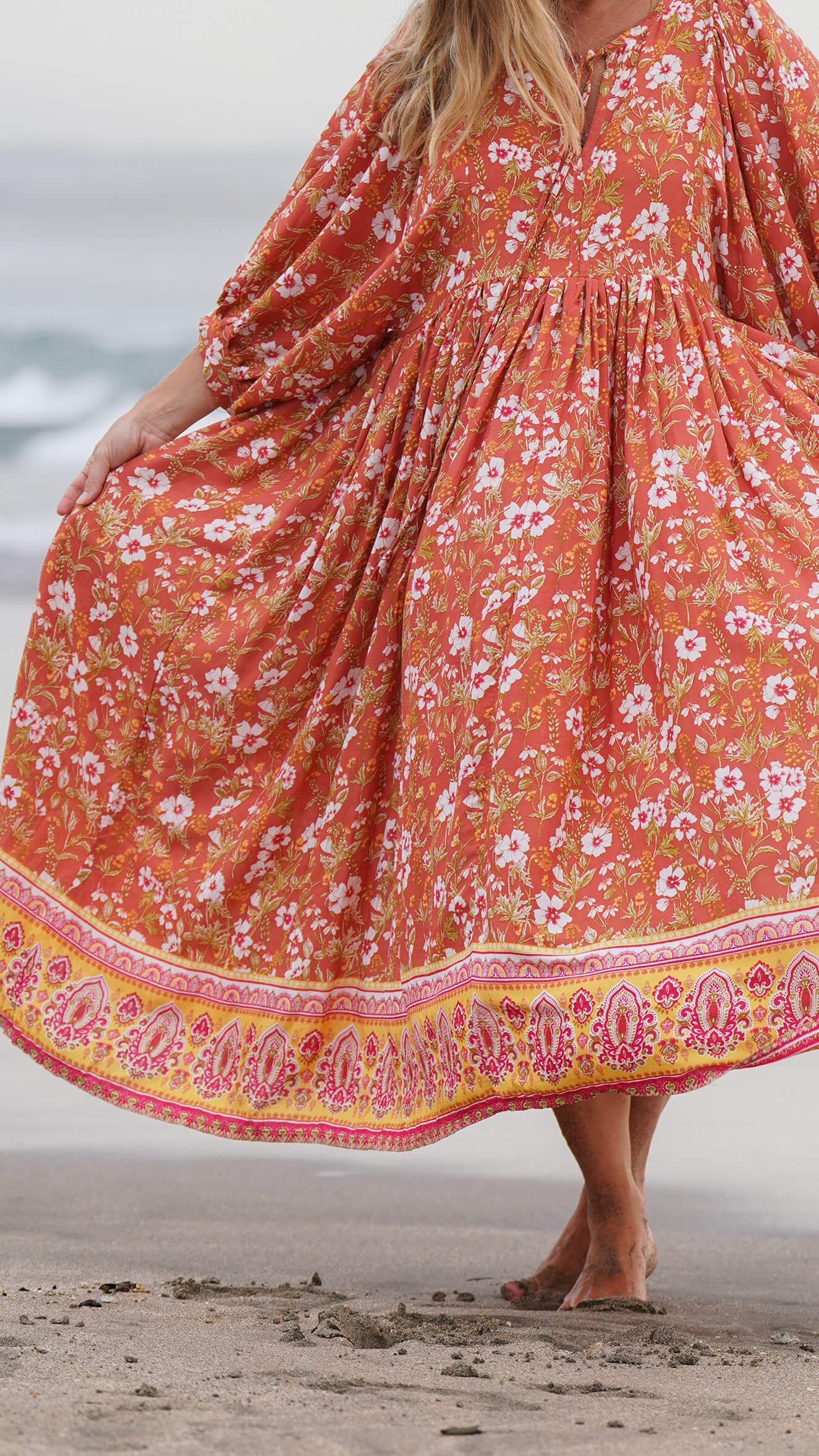 Orange bohemsk midikjole med lommer - Stokkrose sommerkjole