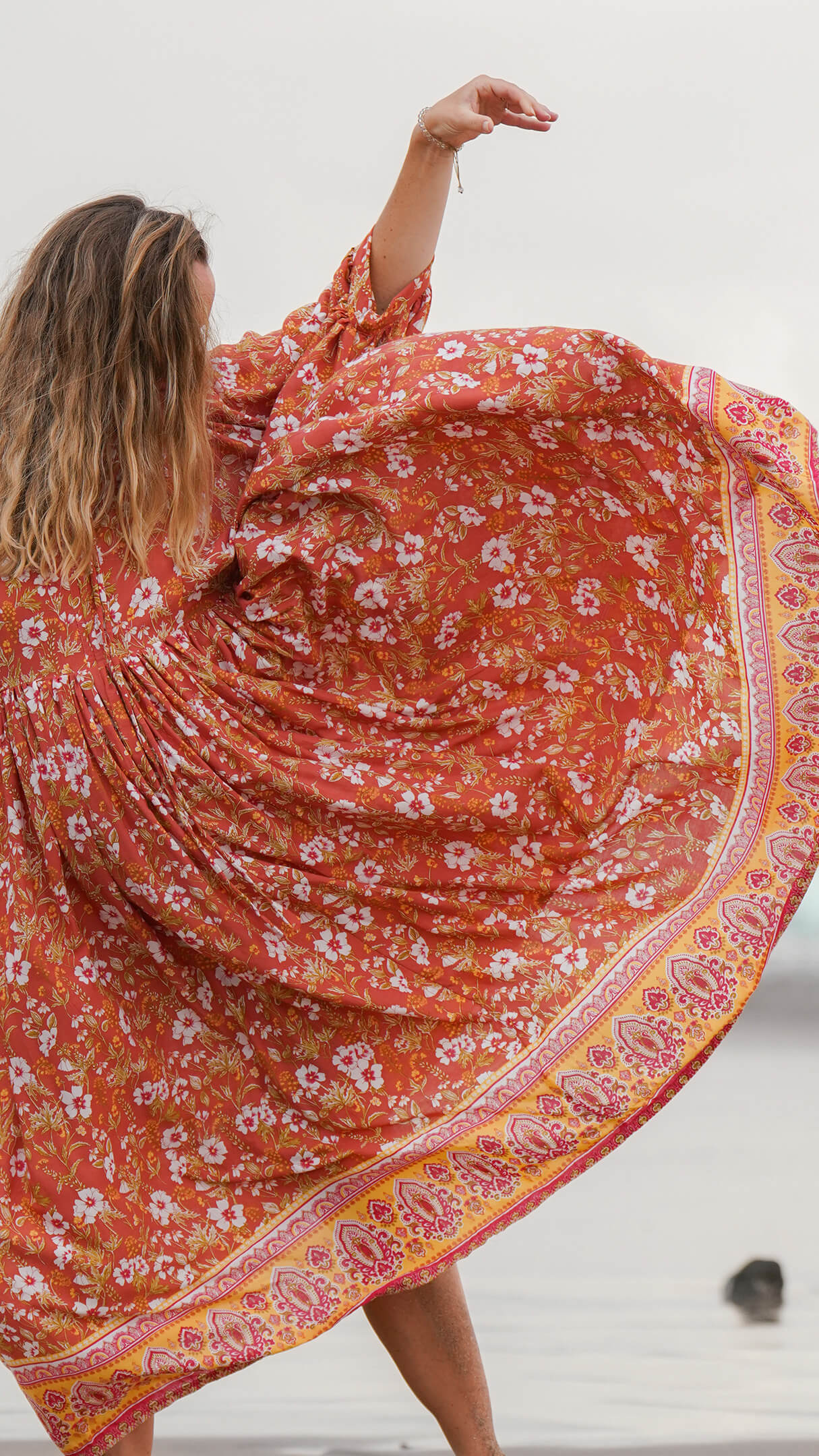 Orange bohemsk midikjole med lommer - Stokkrose sommerkjole