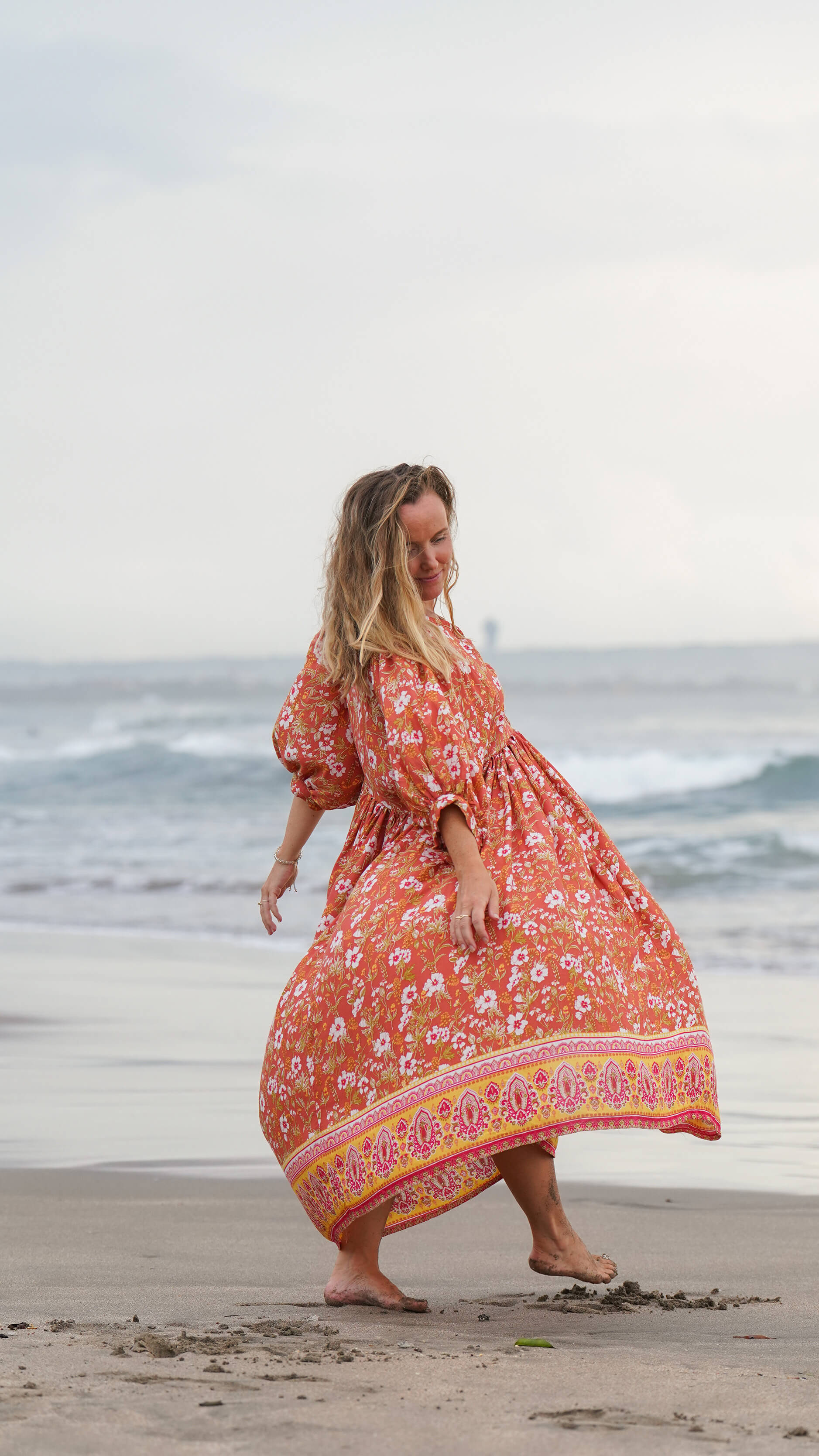 Orange bohemsk midikjole med lommer - Stokkrose sommerkjole