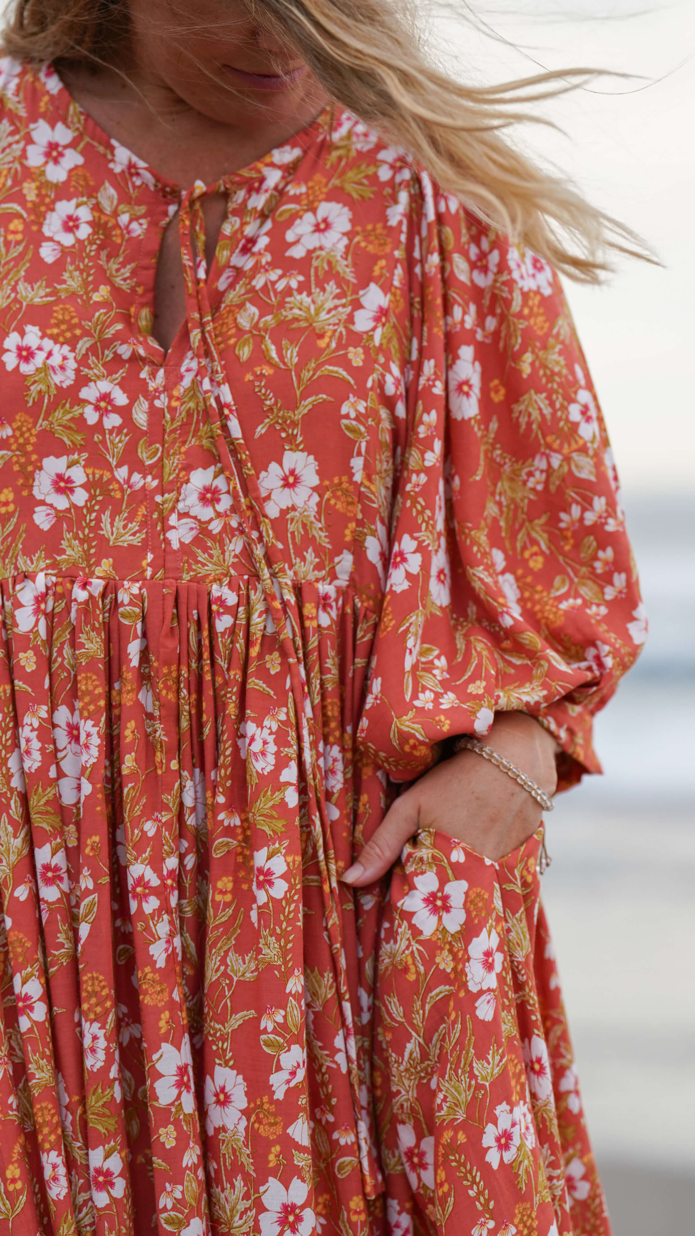 Orange bohemsk midikjole med lommer - Stokkrose sommerkjole