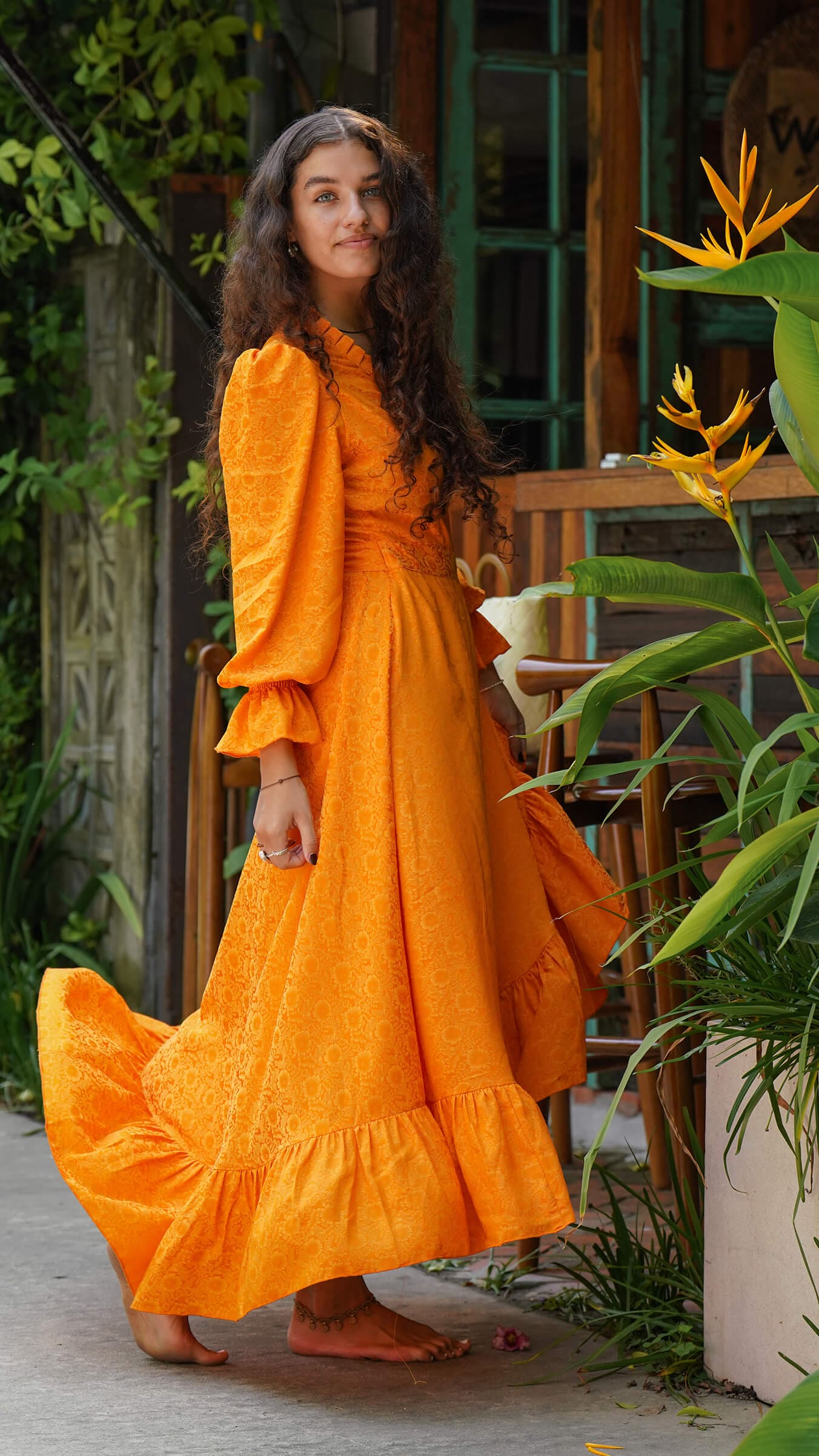 Orange ensfarget silke omslagskjole - Syrin fotsid festkjole