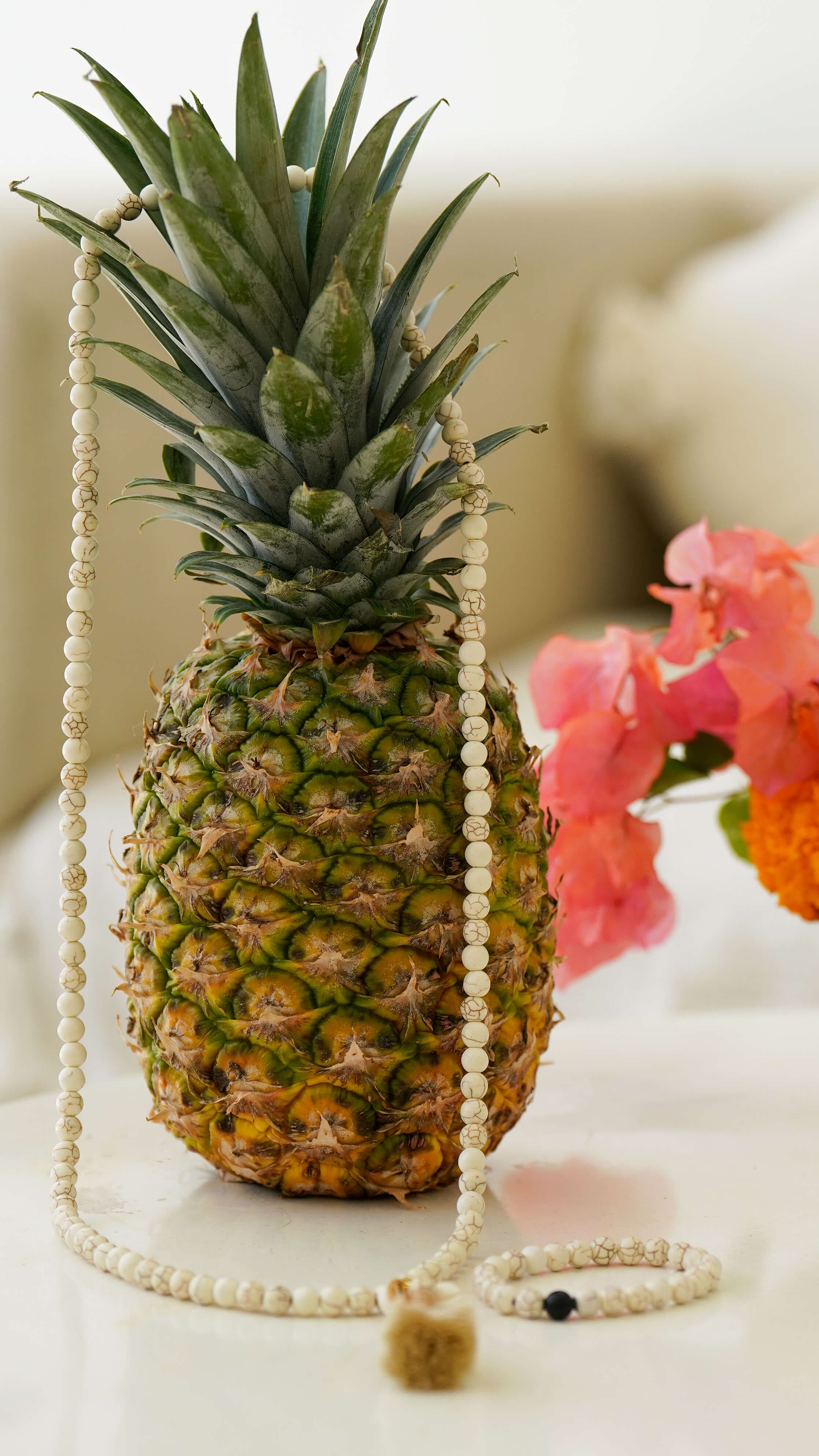 Hvitt perlesmykke av keramikk med dusk - Cosmos halskjede