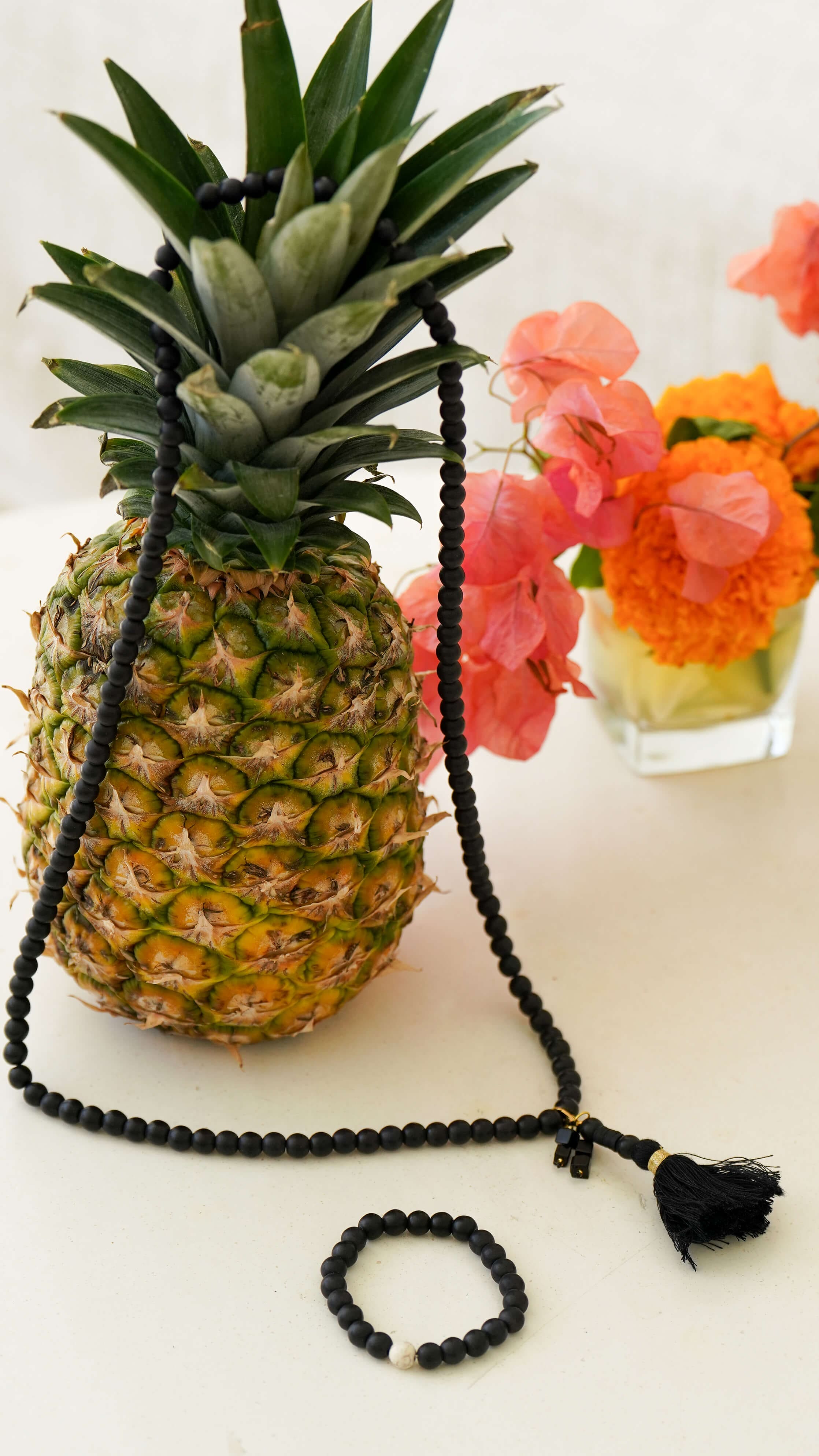 Svart perlesmykke av keramikk med dusk - Cosmos halskjede