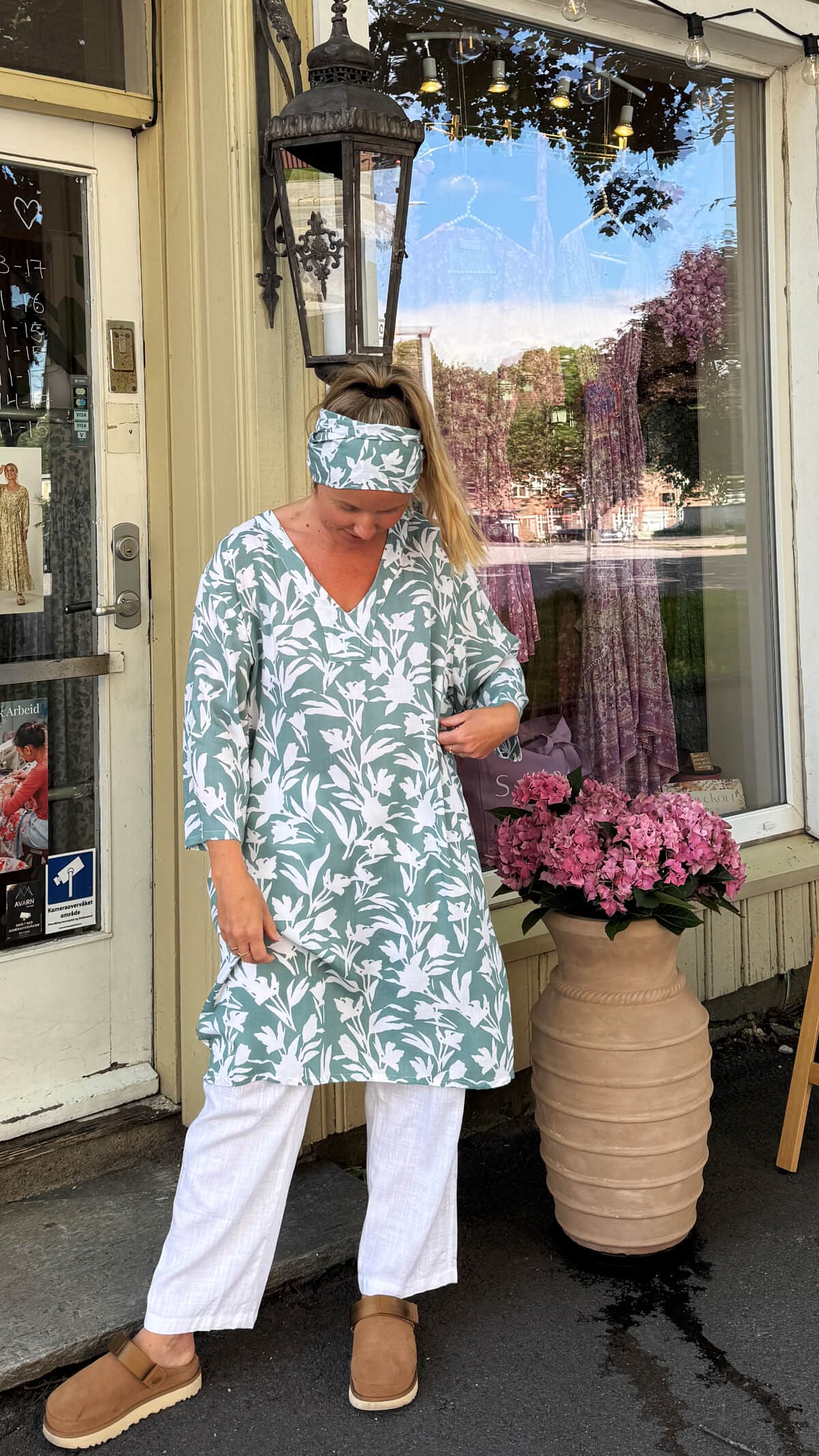 grønn og hvit bluse