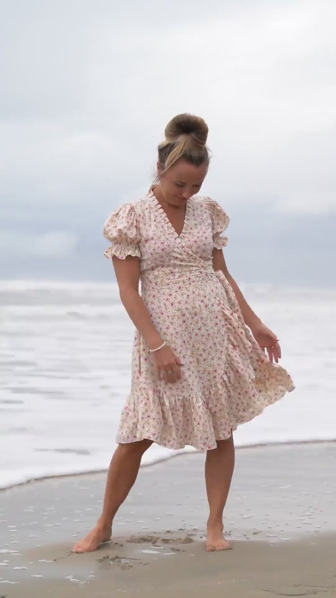 Kort sommerkjole med blomsterupdated#gid://shopify/Video/25452629852230#video_id