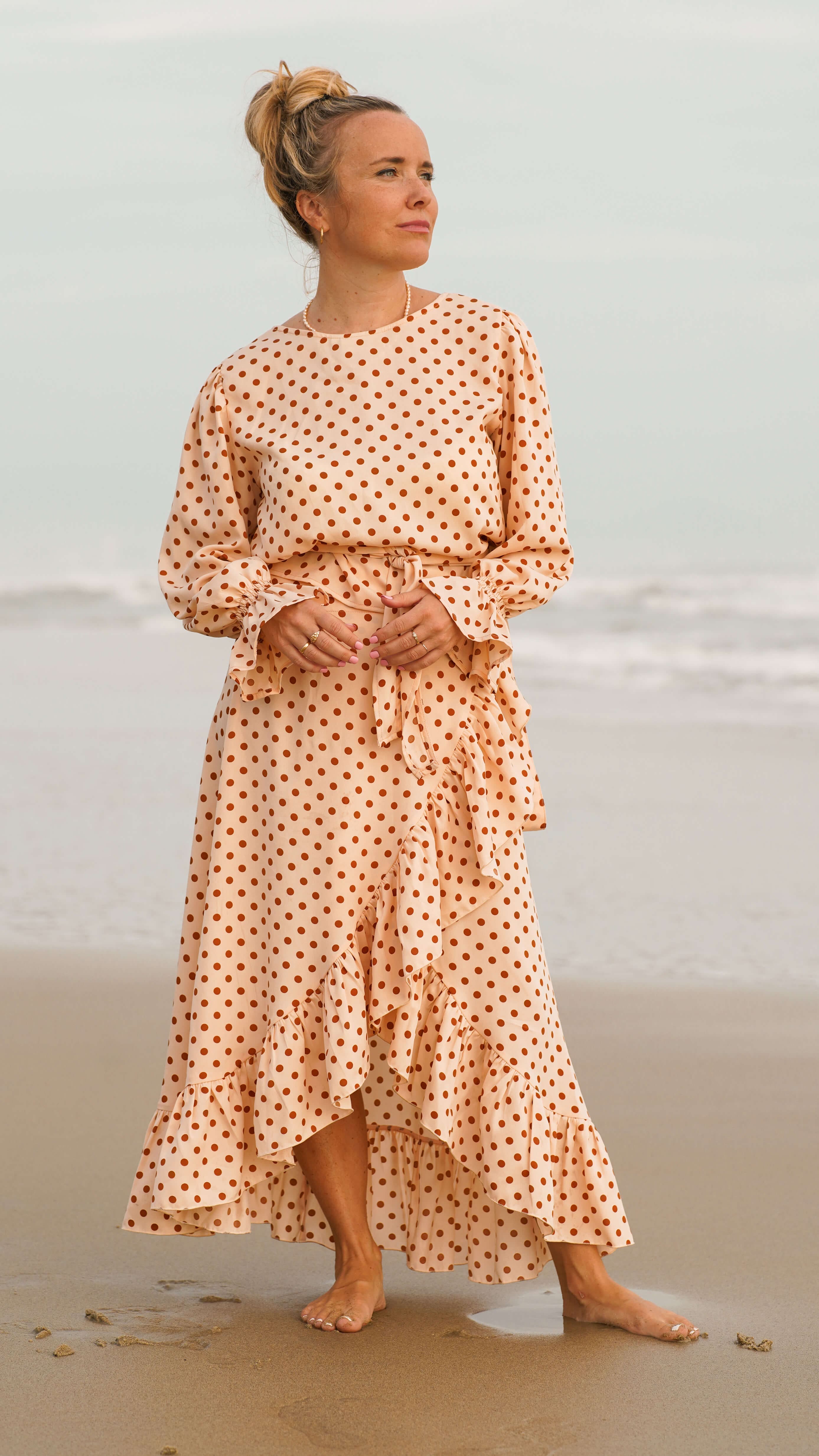 Prikkete omslagsskjørt med topp