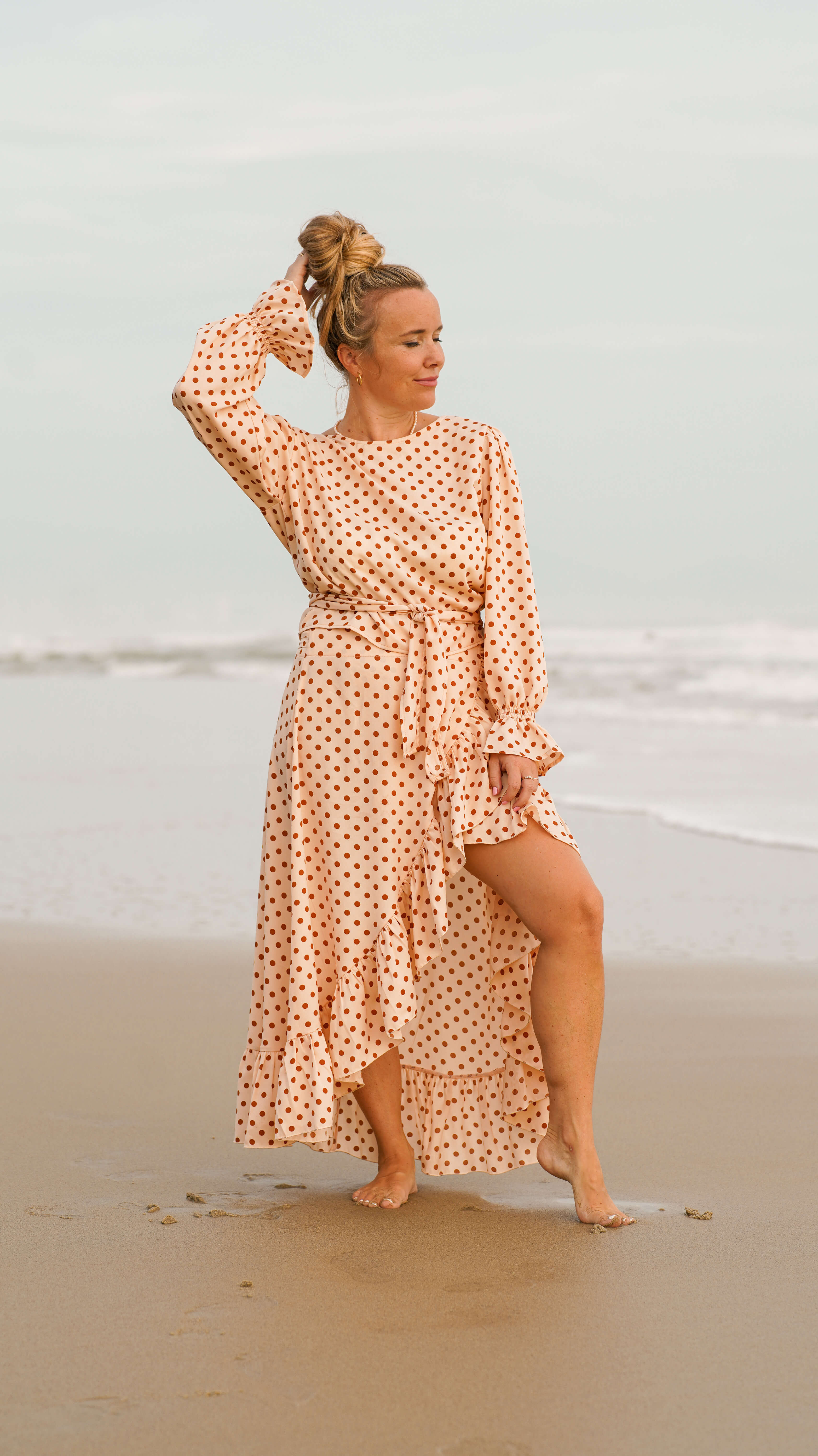 Prikkete omslagsskjørt med topp