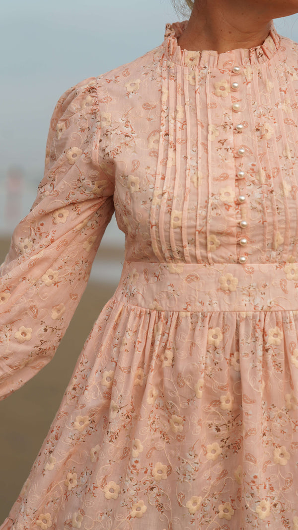 Rosa kjole med knapper