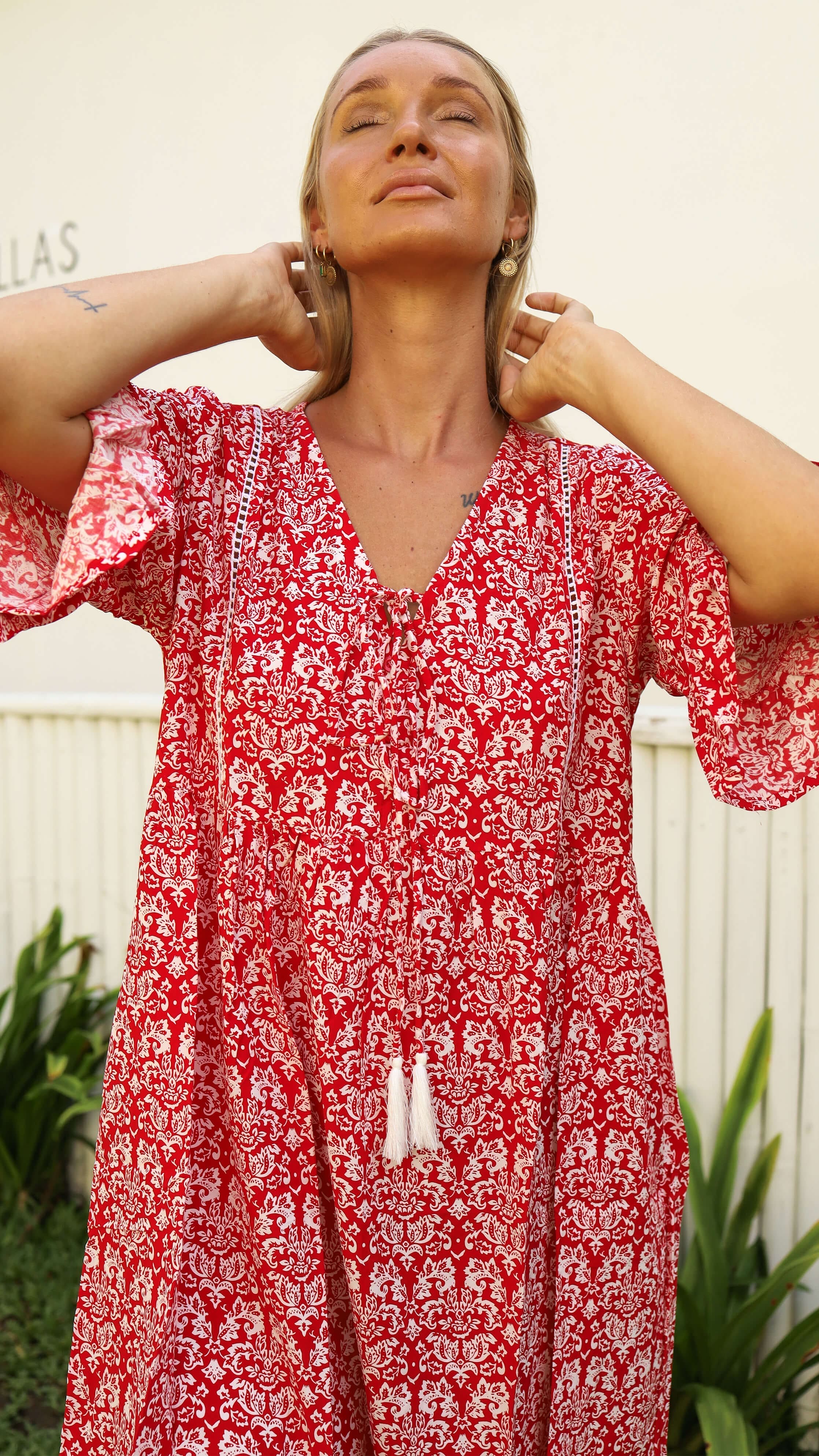 kort rød og hvit sommerkjole