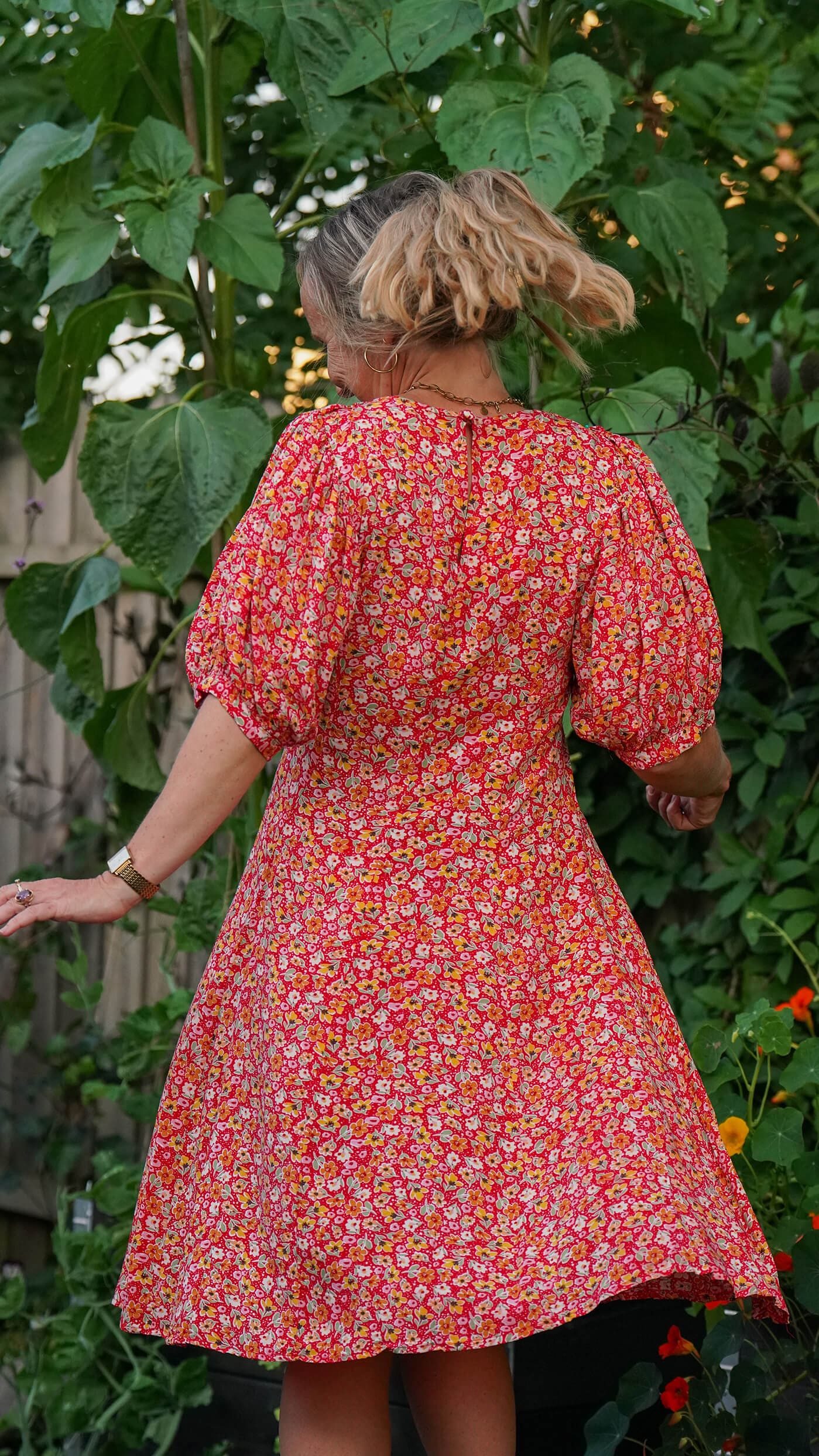 Kort rød kjole med blomster