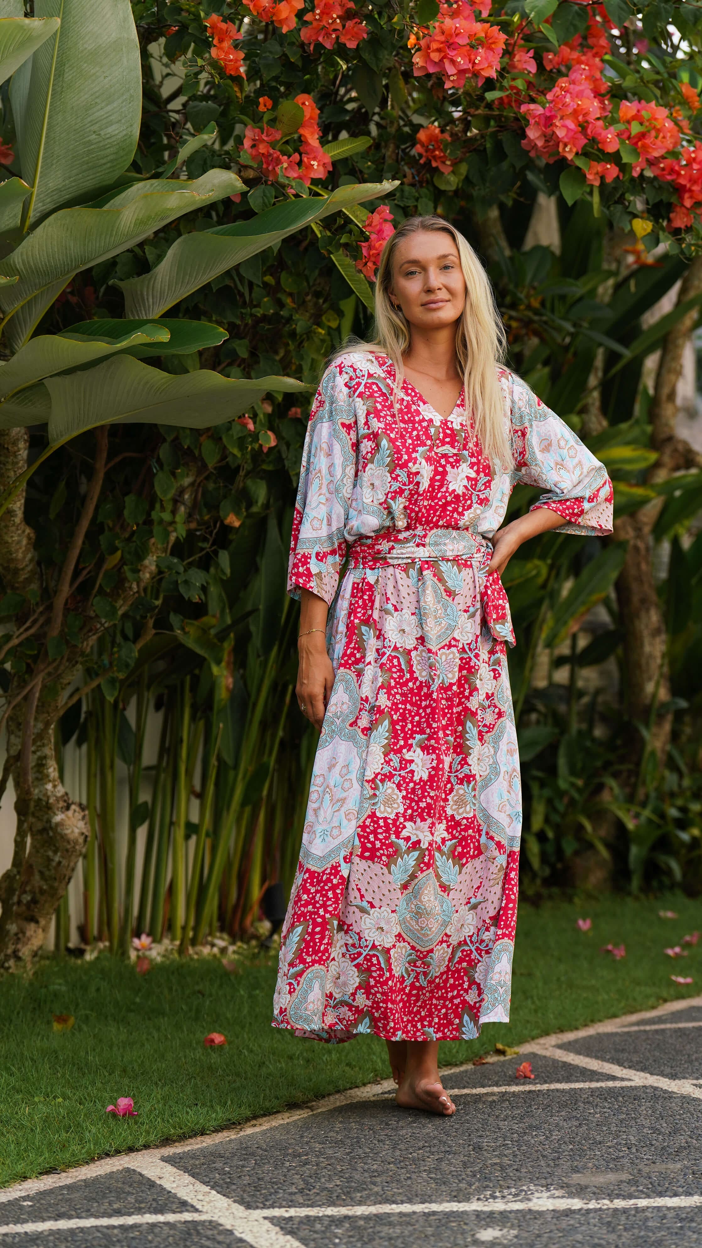 Fotsid enkel rød sommerkjole med blomster - Pilea maxikjole