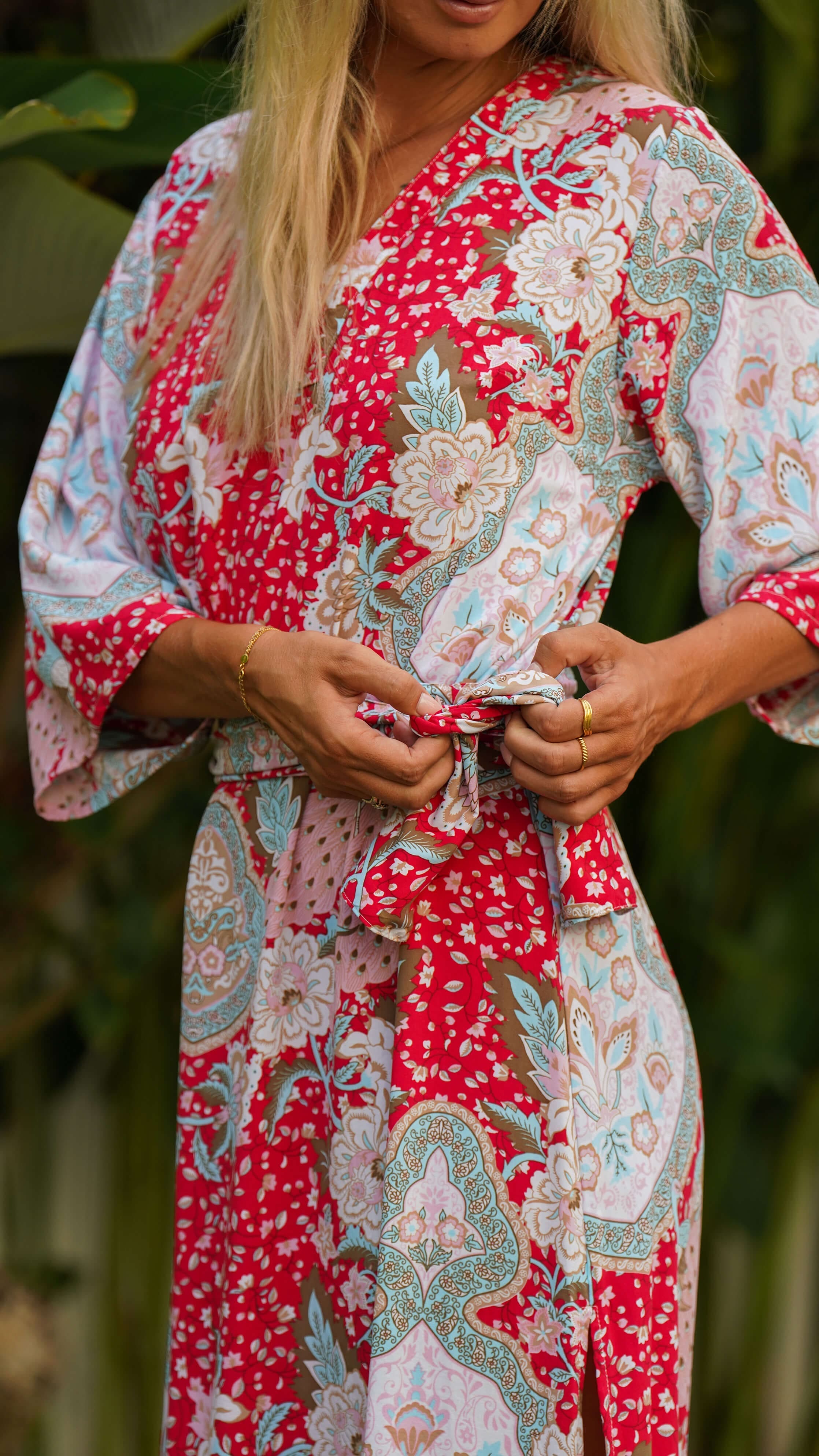 Fotsid enkel rød sommerkjole med blomster - Pilea maxikjole