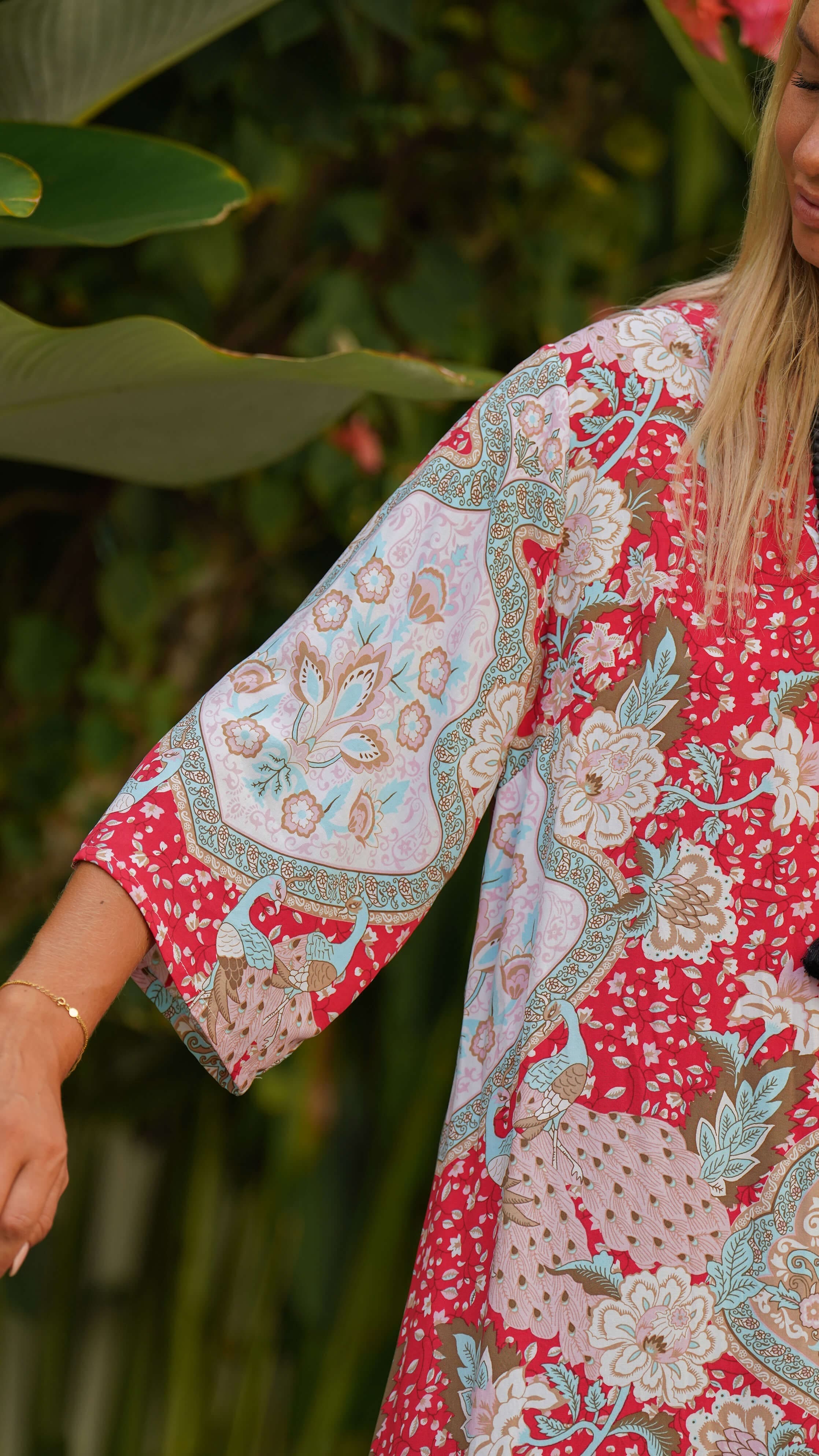 Fotsid enkel rød sommerkjole med blomster - Pilea maxikjole