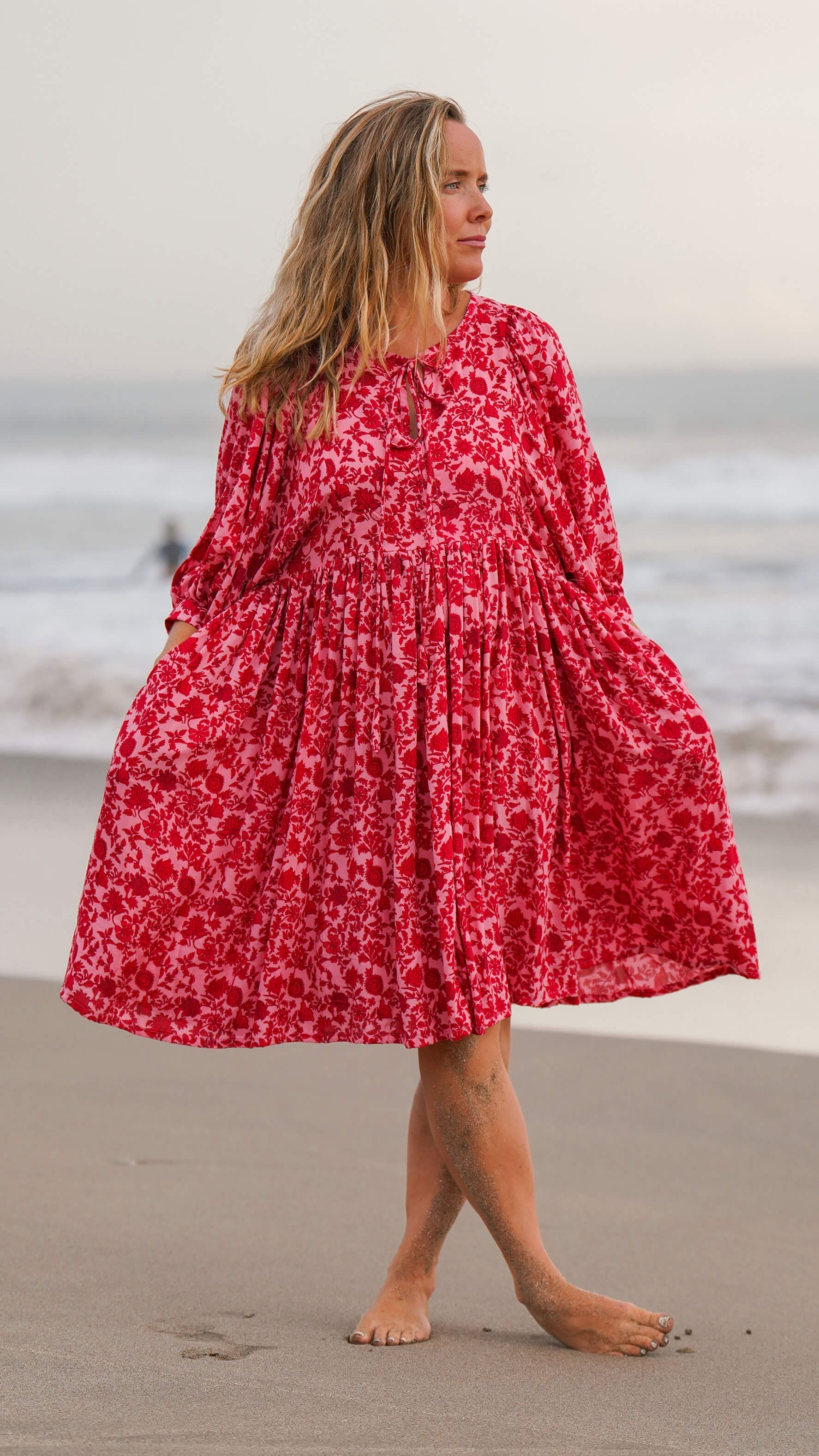 Kort luftig rød og rosa kjole - Stokkrose sommerkjole