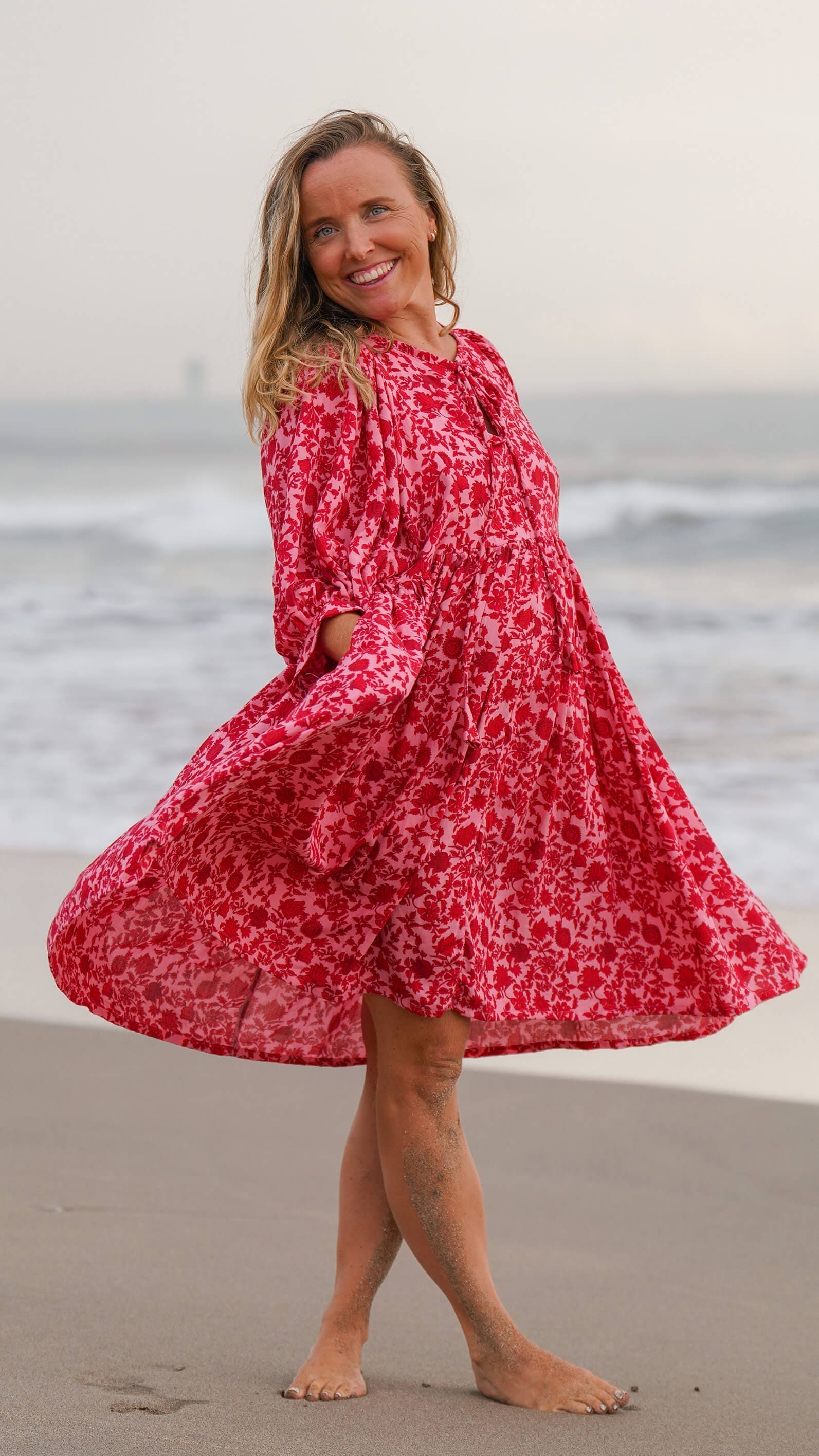 Kort luftig rød og rosa kjole - Stokkrose sommerkjole