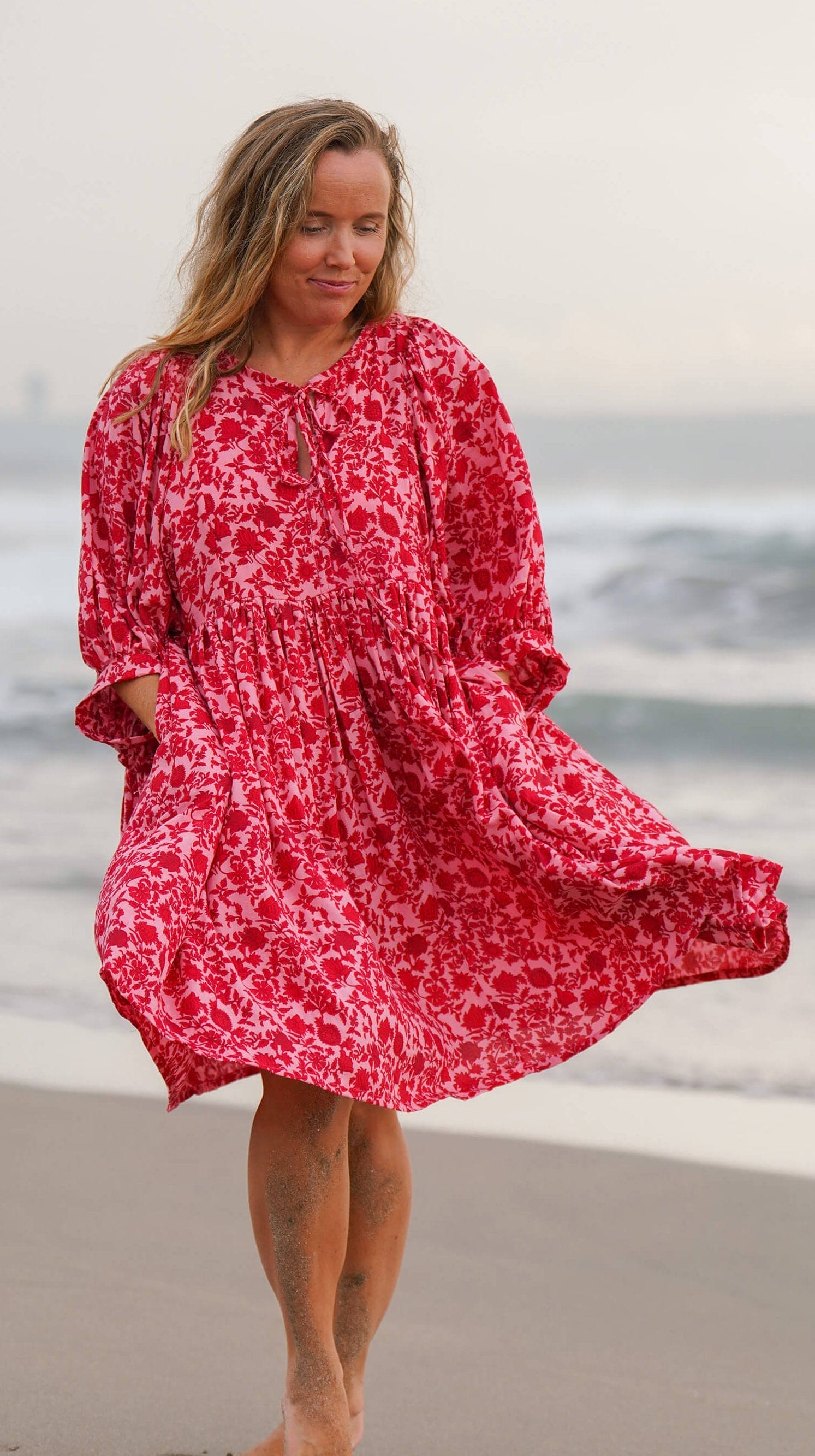 Kort luftig rød og rosa kjole - Stokkrose sommerkjole