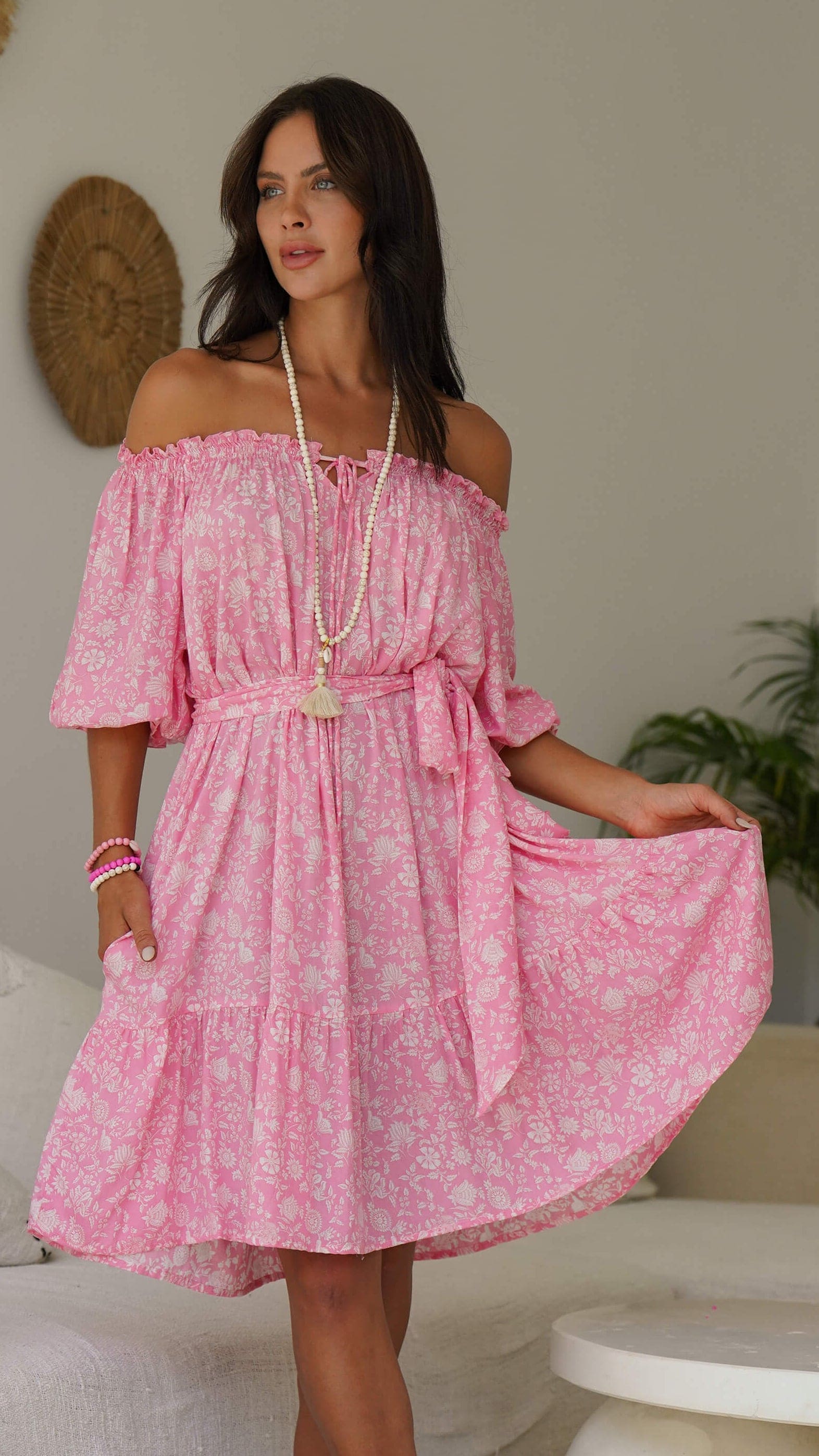 Rosa og hvit luftig kort sommerkjole - Salvia kjole