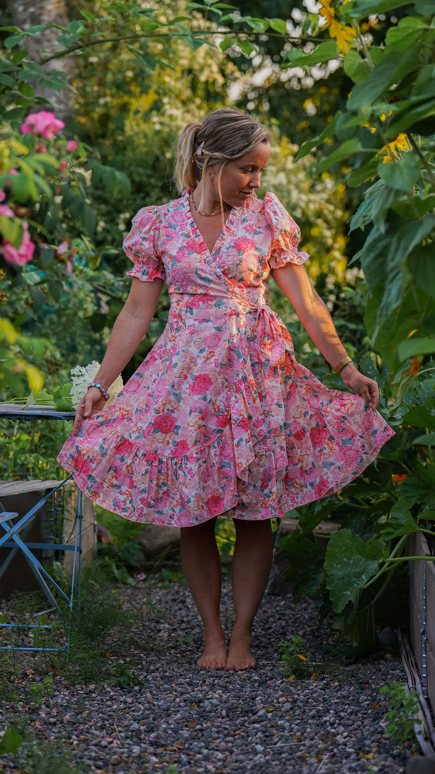 Kort rosa omslagskjole med blomster