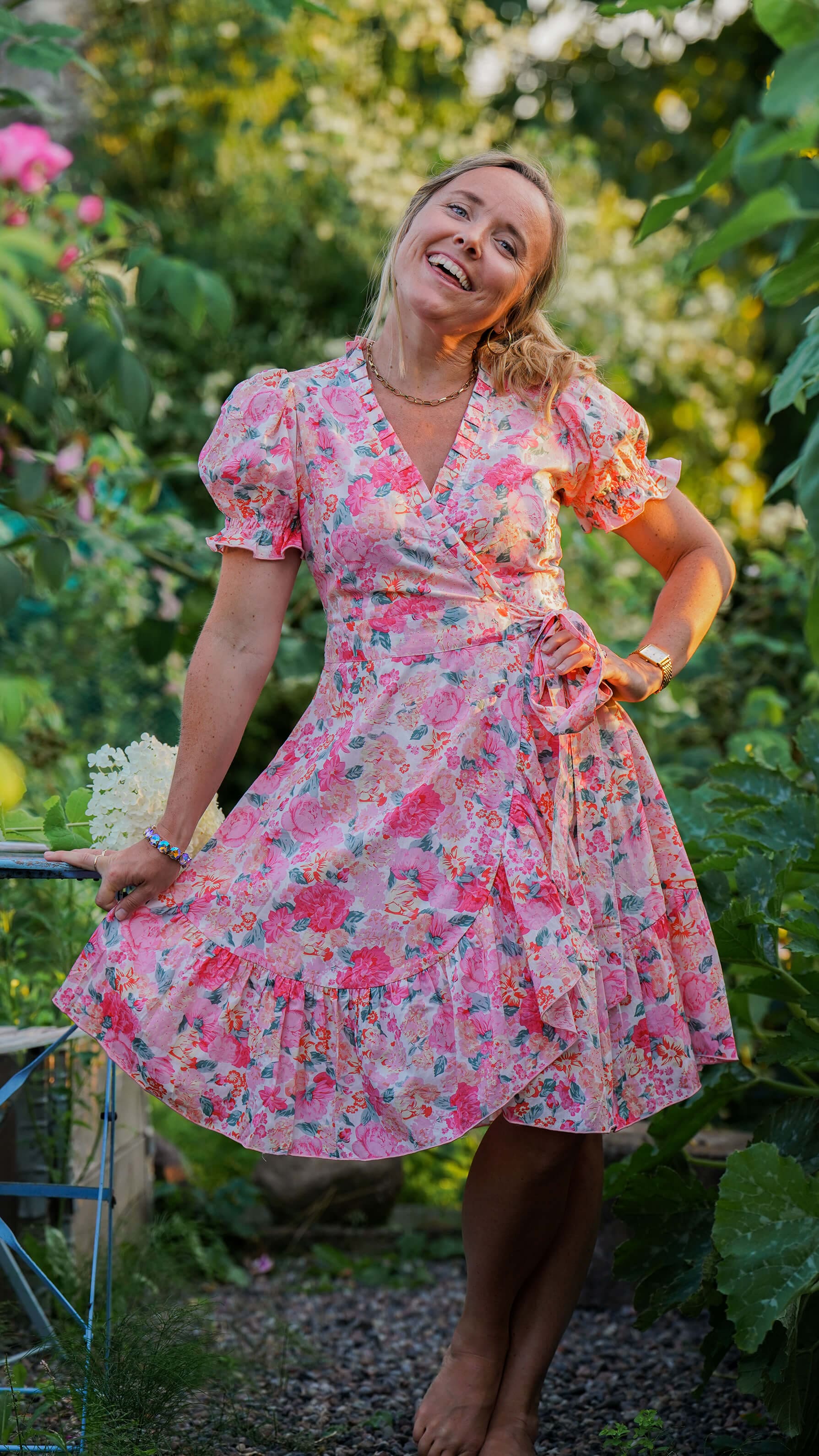 Kort rosa omslagskjole med blomster