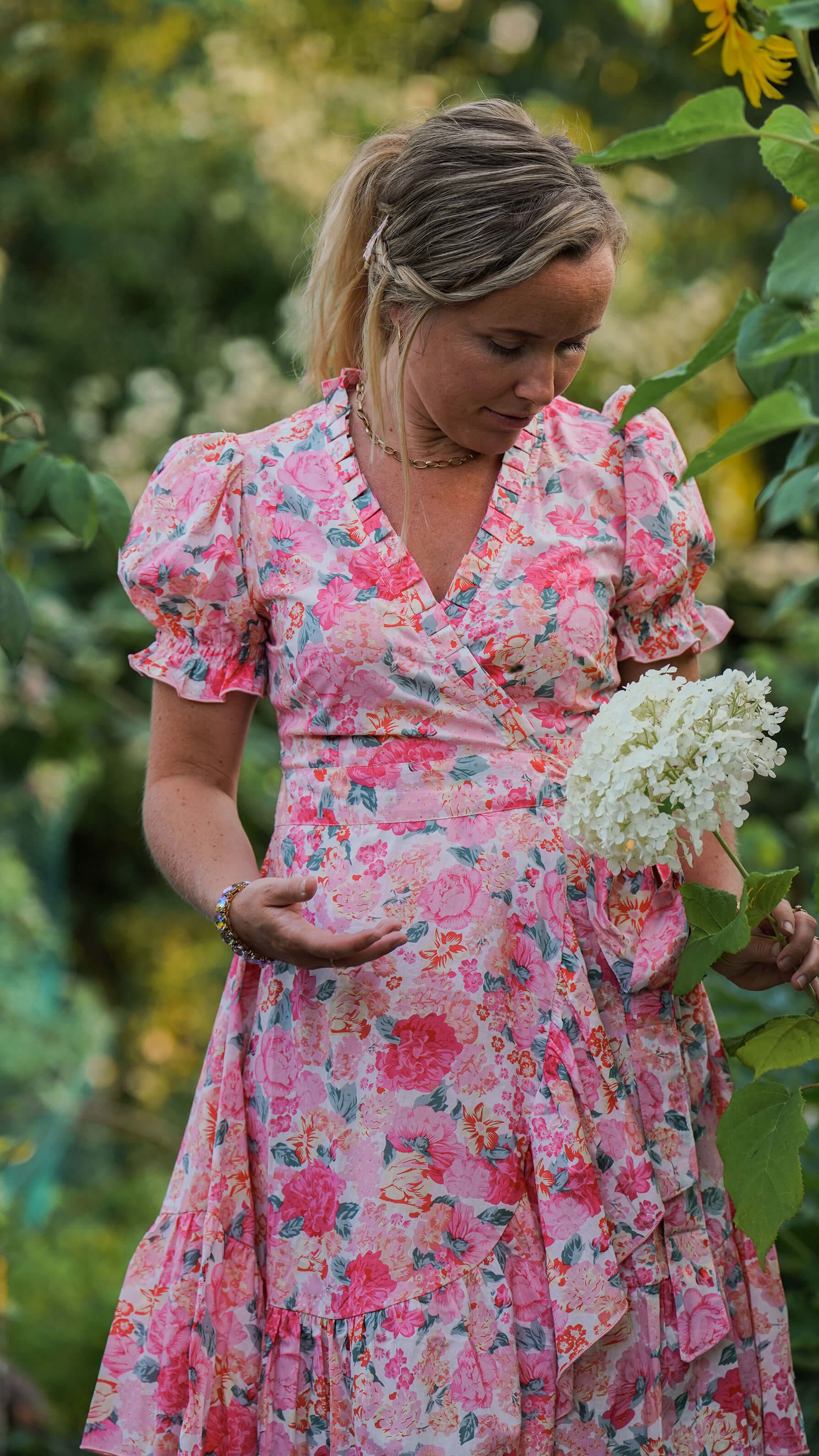 Kort rosa omslagskjole med blomster