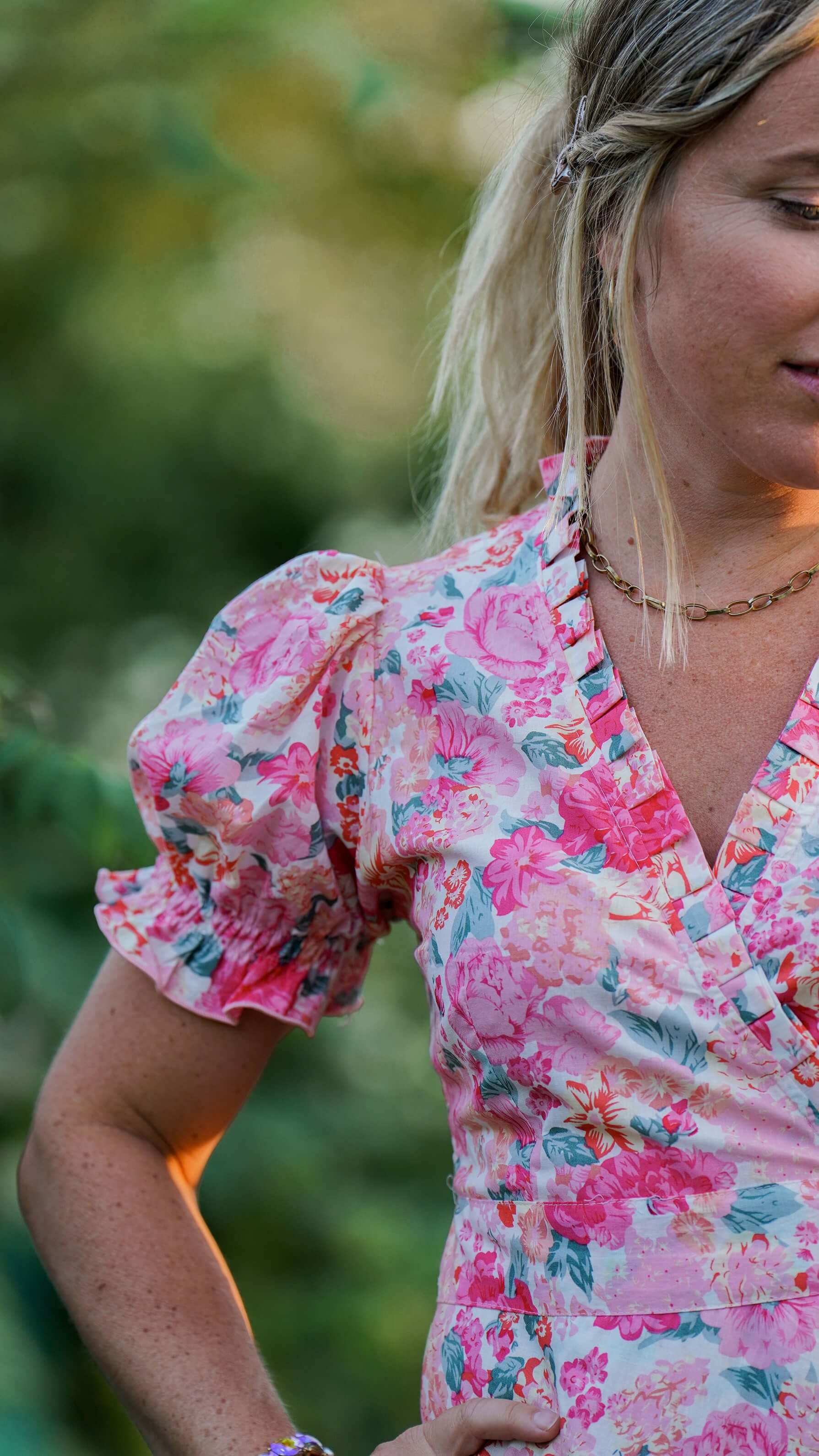 Kort rosa omslagskjole med blomster