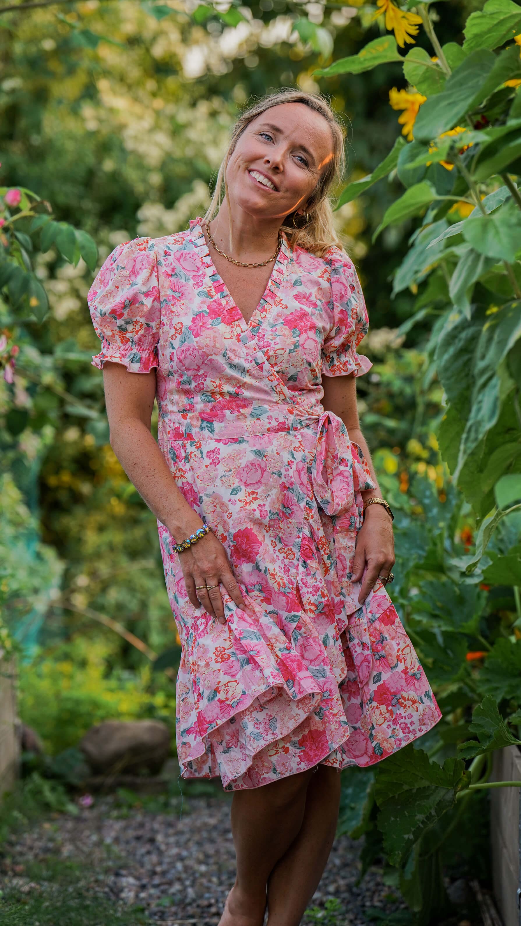 Kort rosa omslagskjole med blomster