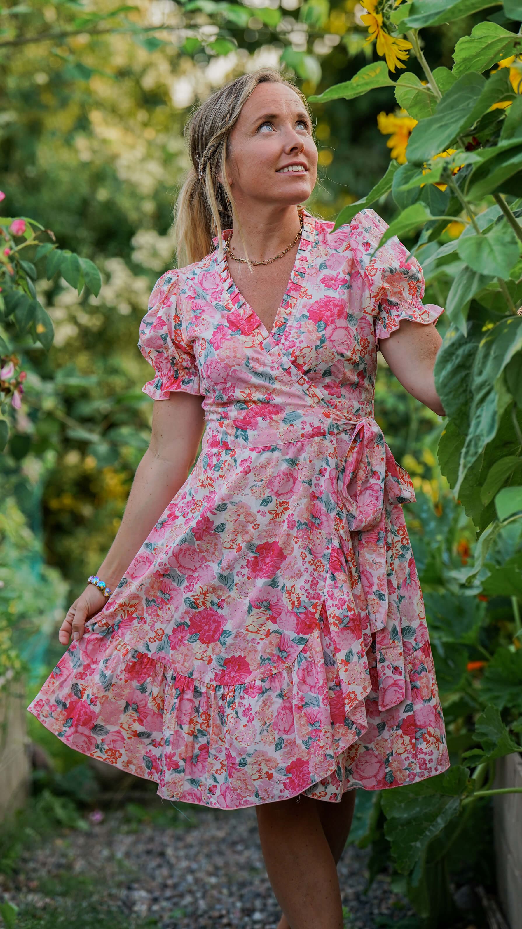 Kort rosa omslagskjole med blomster