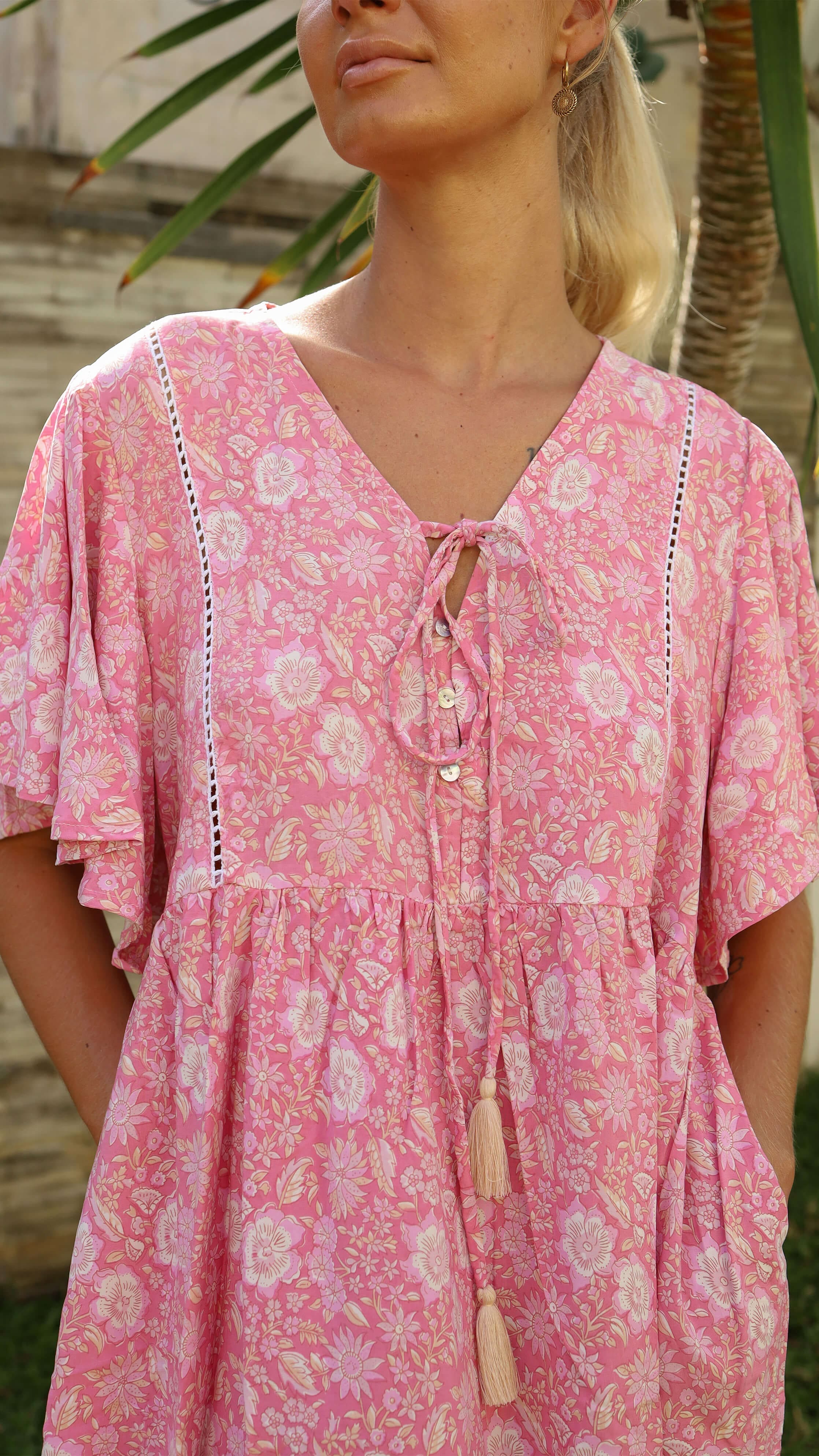 Lyserosa bohemsk kort kjole