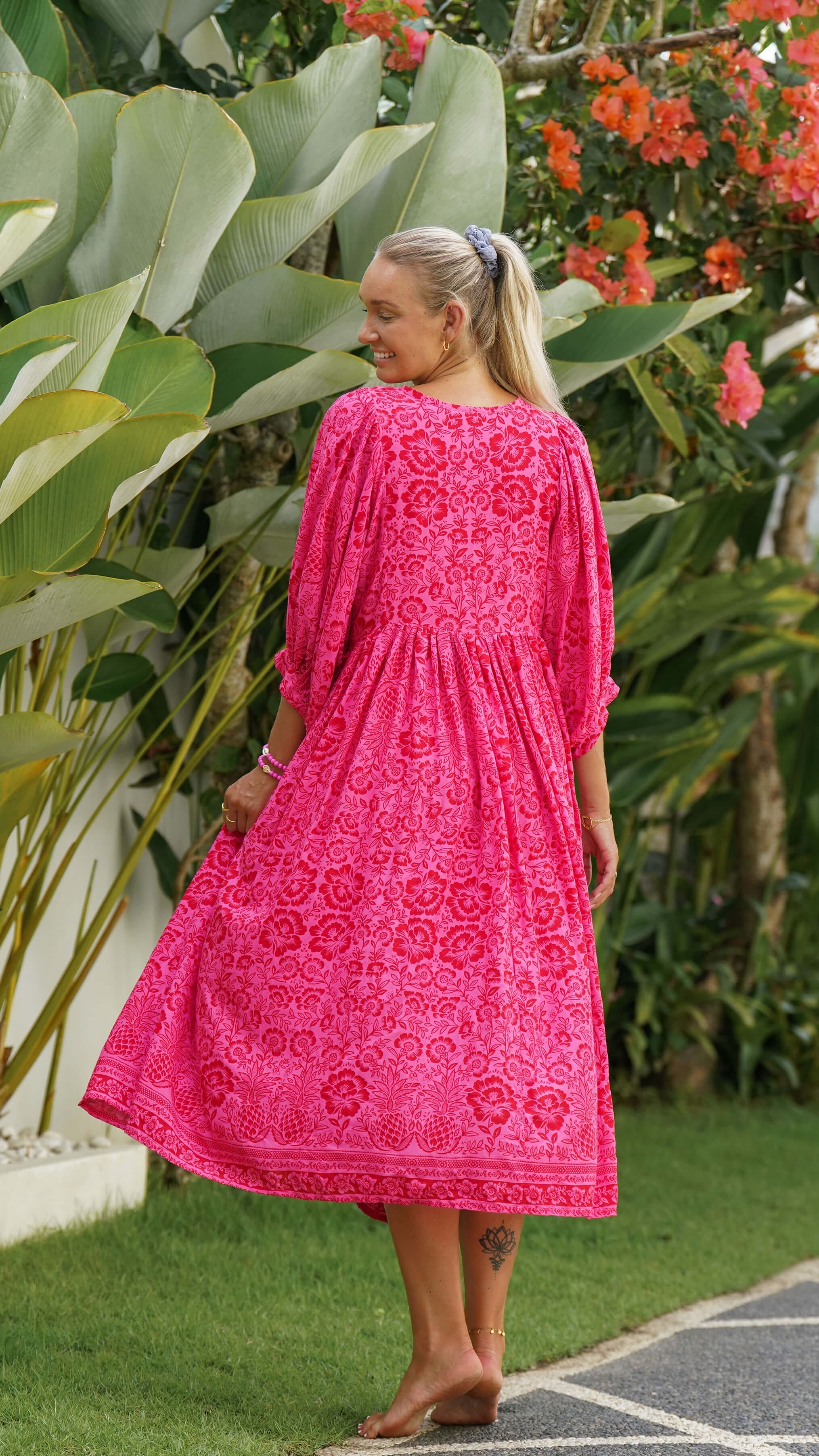 Klar rosa bohemsk midikjole med lommer - Stokkrose kjole