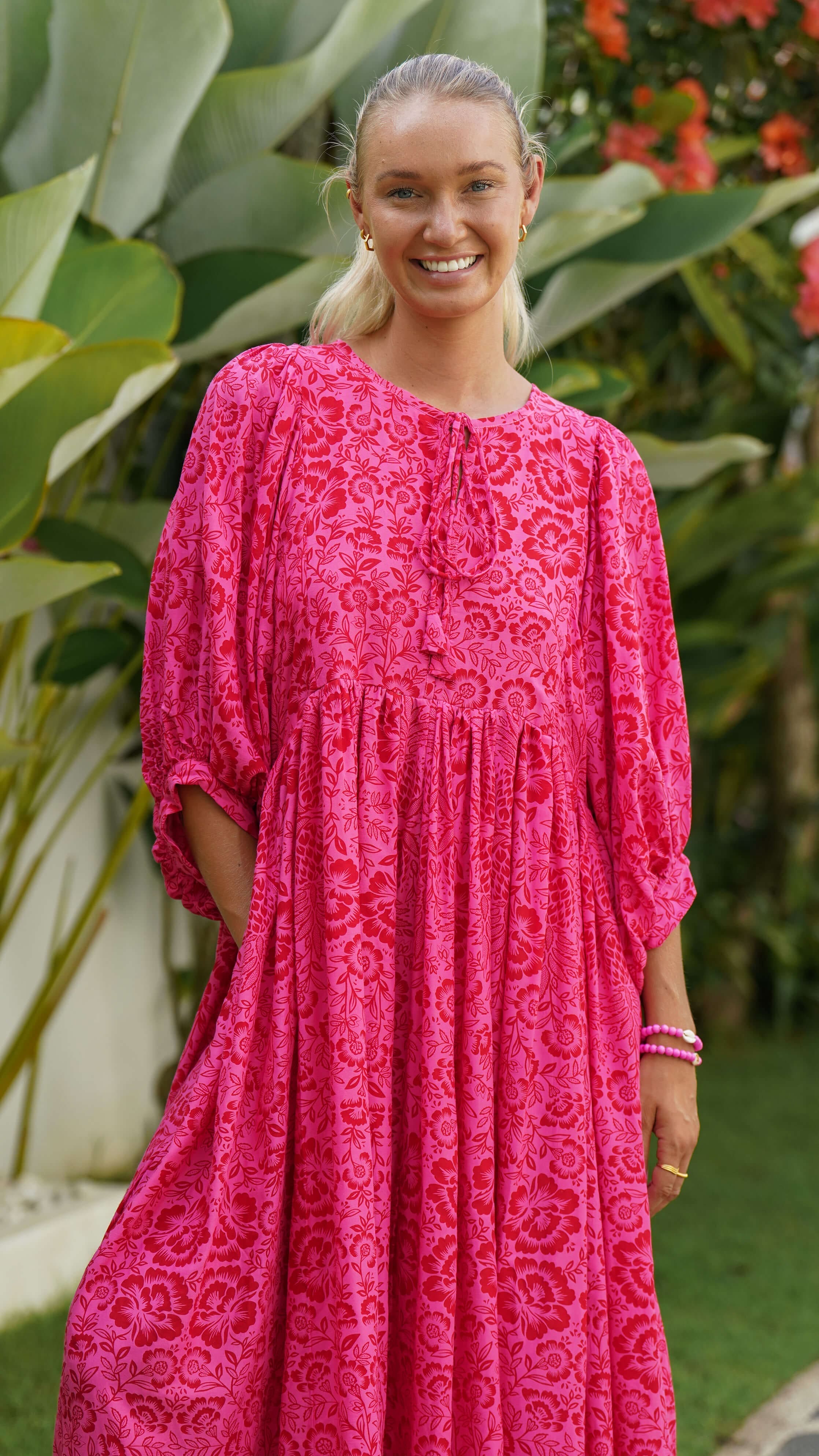 Klar rosa bohemsk midikjole med lommer - Stokkrose kjole