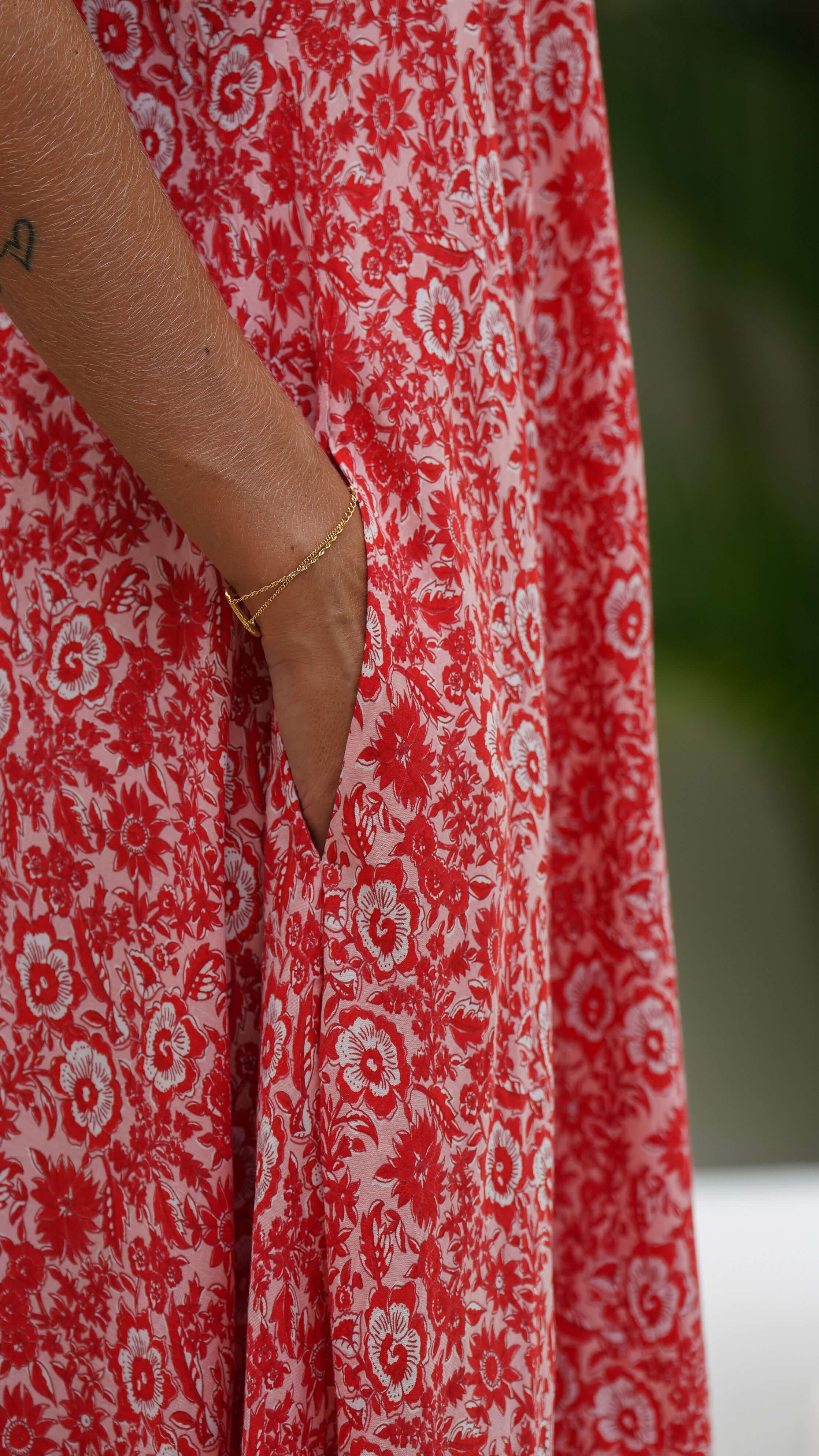 Rød og rosa stroppekjole med lommer - Ranunkel sommerkjole