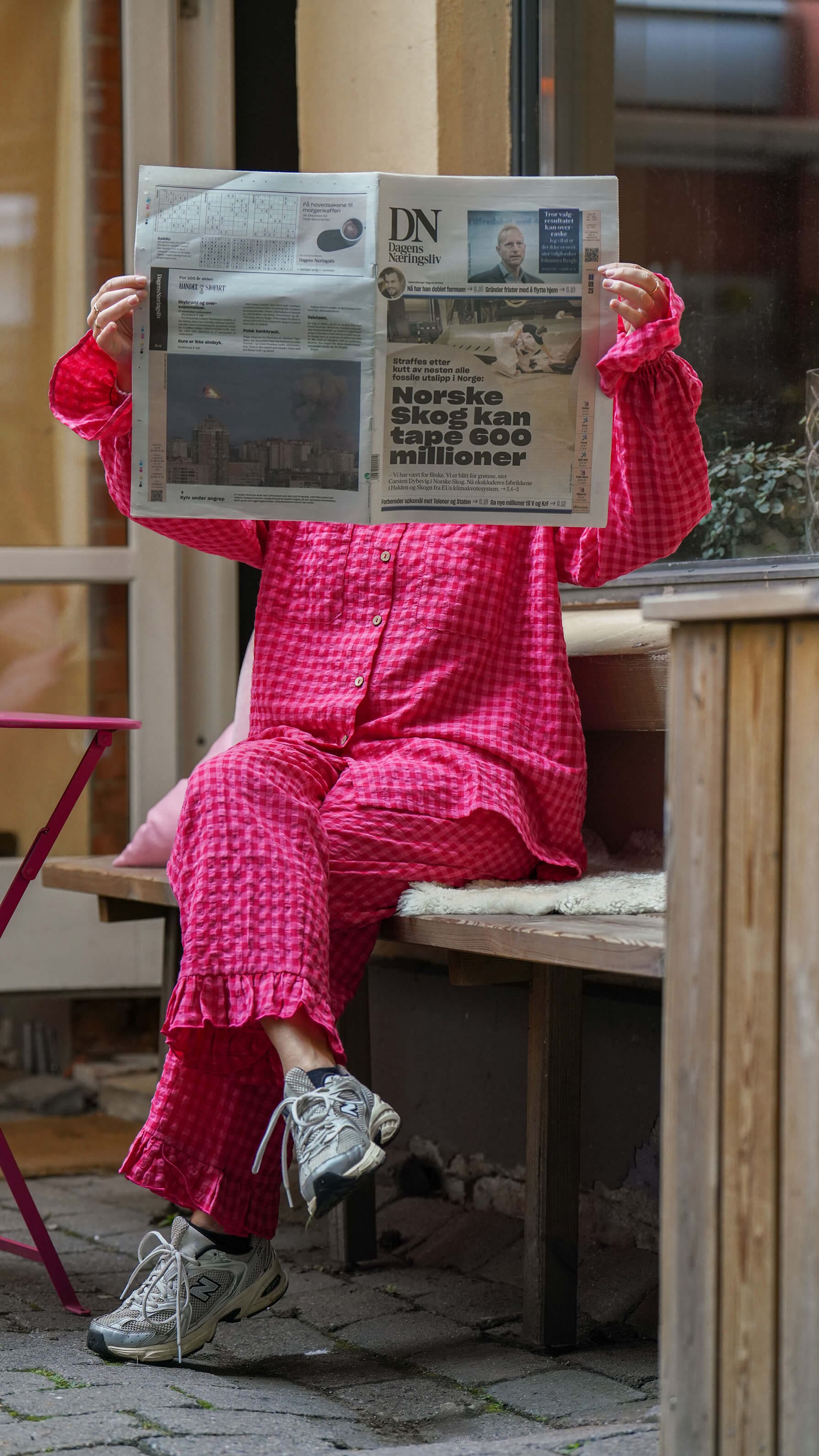 rød og rosa rutete bukse