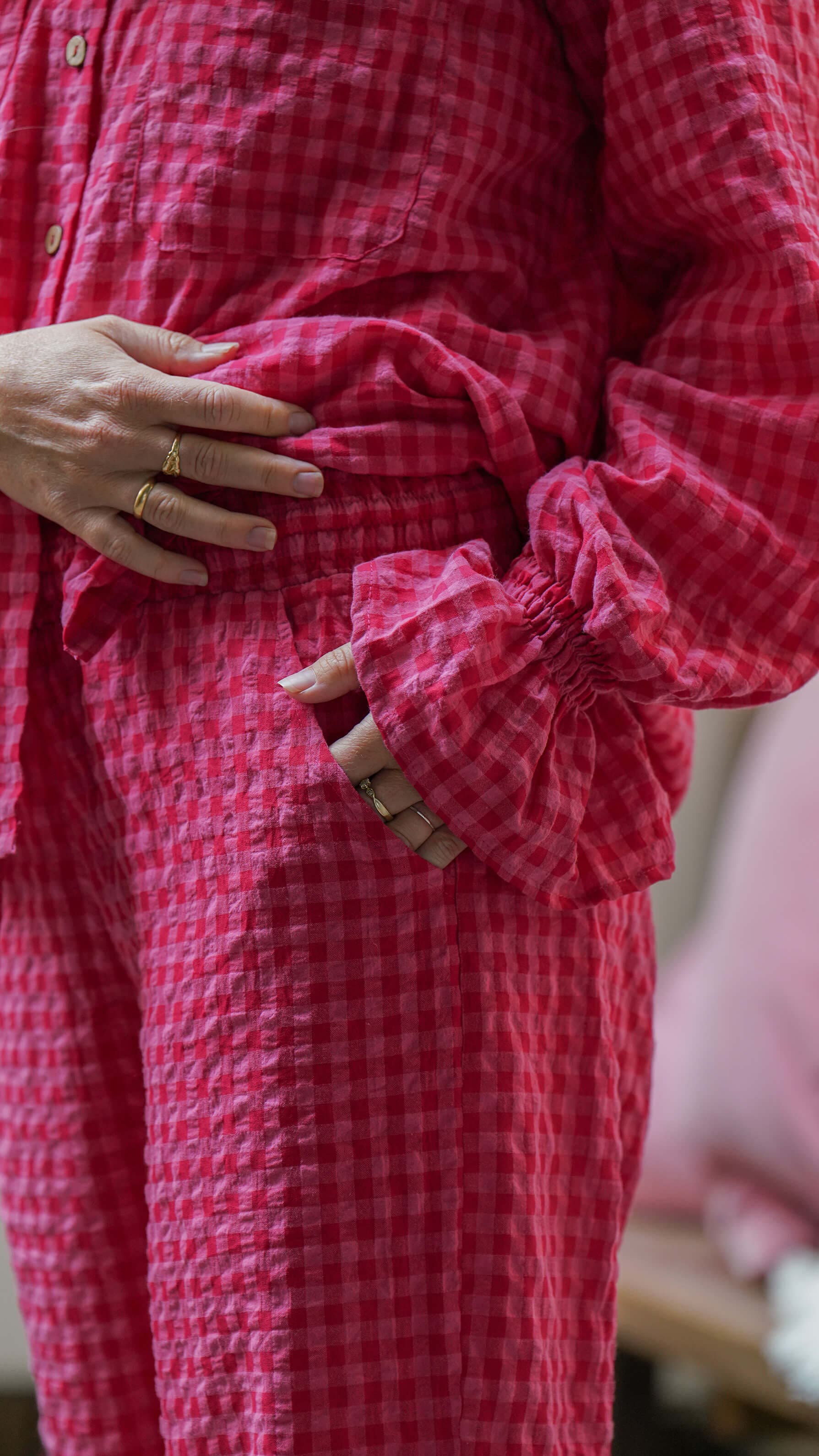 rød og rosa rutete bukse