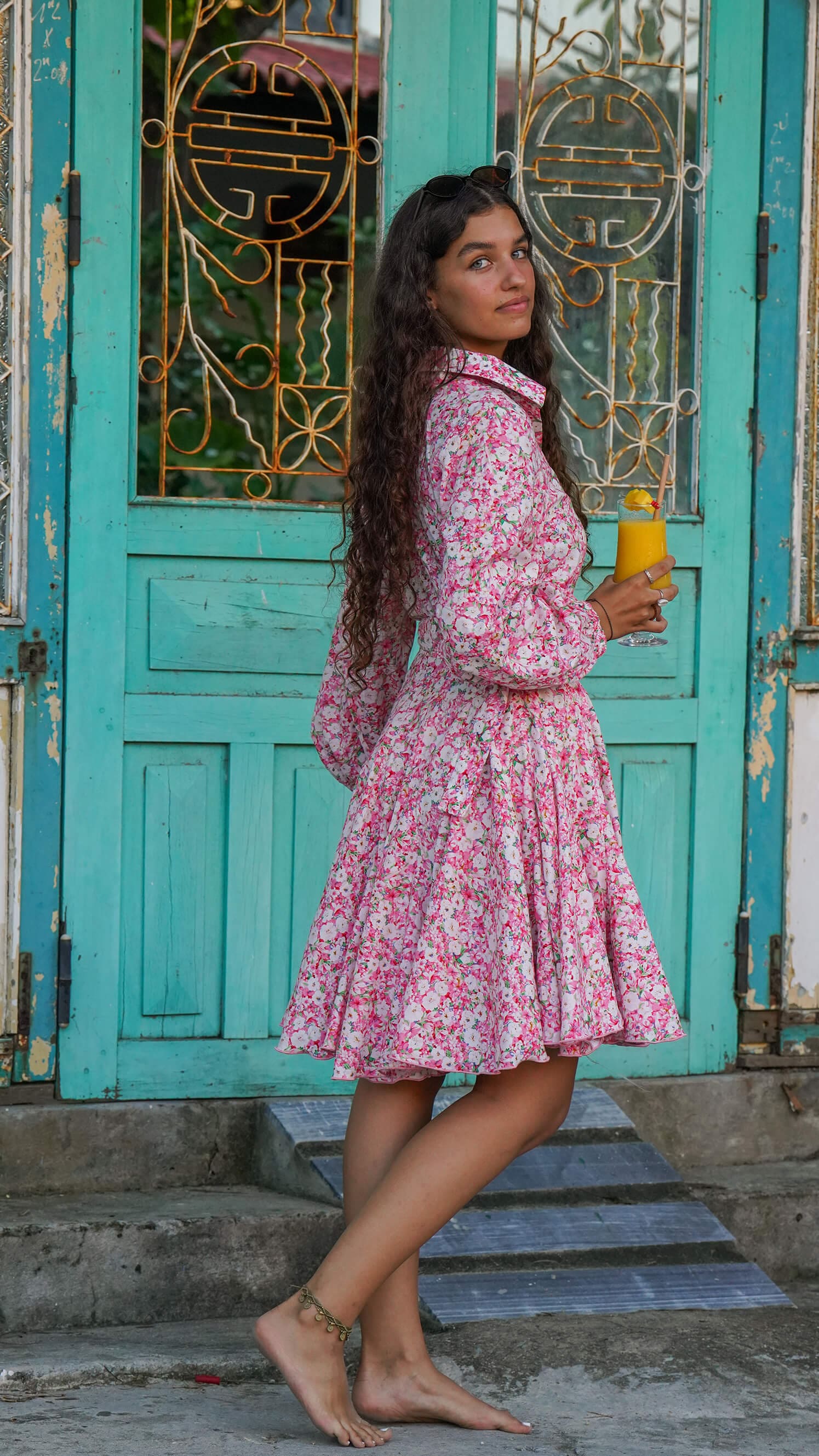 rosa skjortekjole med blomster